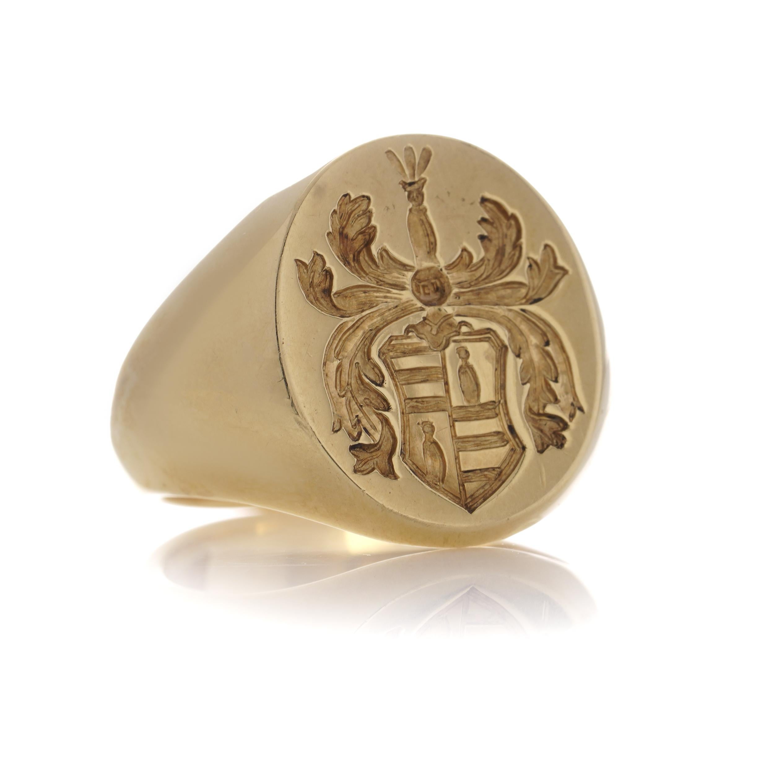 Vintage 18kt. yellow gold signet ring with a coat of arms For Sale 2