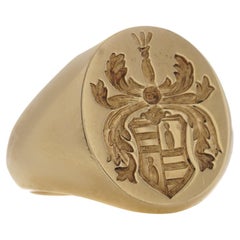 Vintage 18kt. yellow gold signet ring with a coat of arms