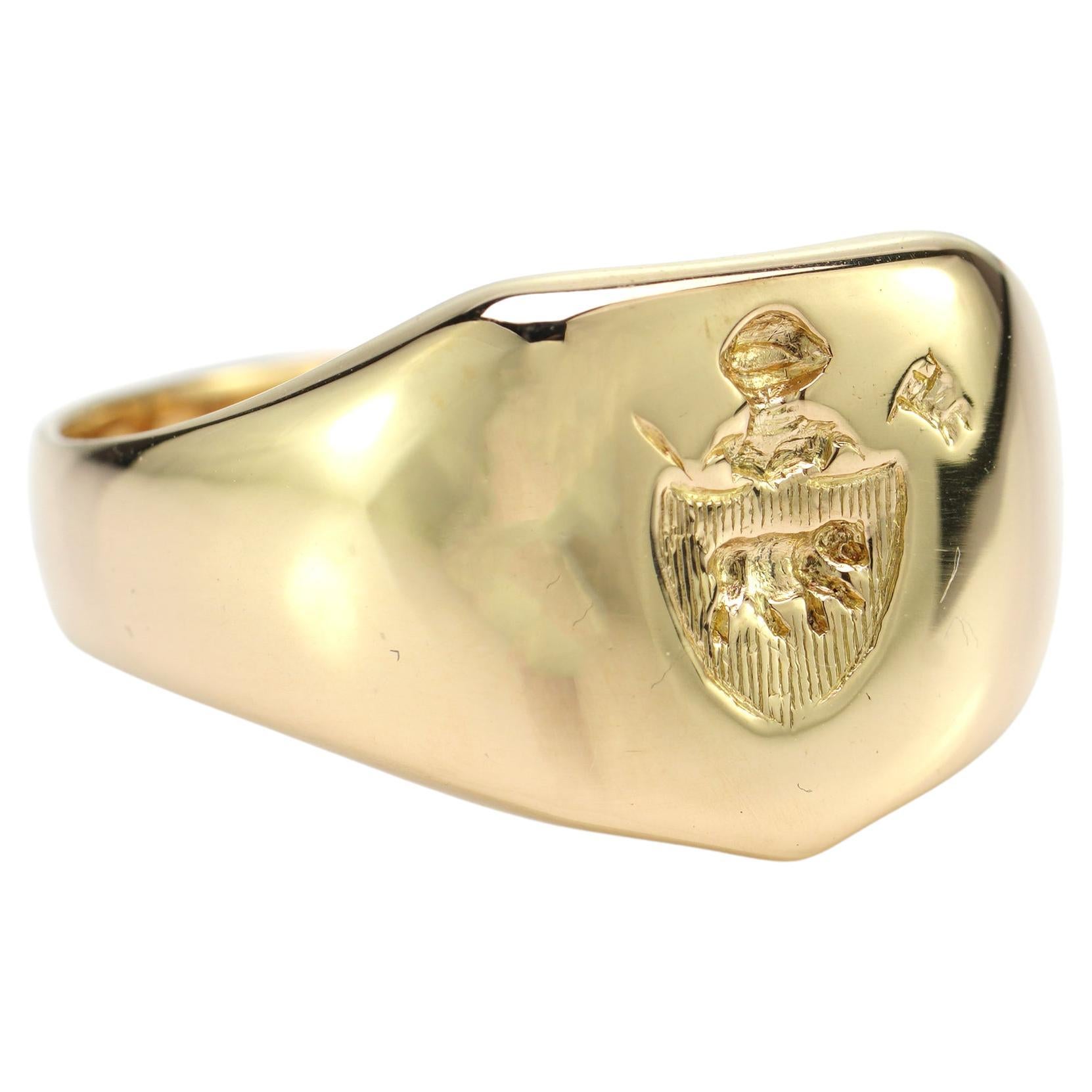 Vintage 18kt. yellow gold signet ring with coat of arms.

Made in England, Sheffield 1958
Maker: F.C
Fully hallmarked for 750/1000 gold.

Dimensions -
Ring Size: Length x Width x depth: 2.4 x 2 x 1.2 cm
Finger Size (UK) = Q (EU) = 8 1/2(US) = 57
