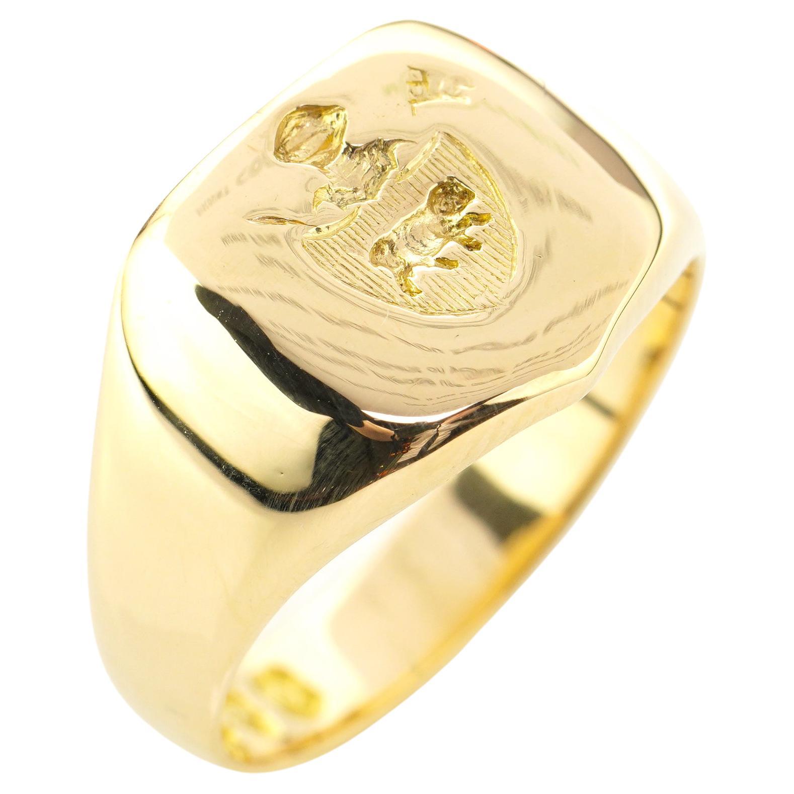 Vintage 18kt. Yellow Gold Signet Ring with Coat of Arms In Good Condition In Braintree, GB