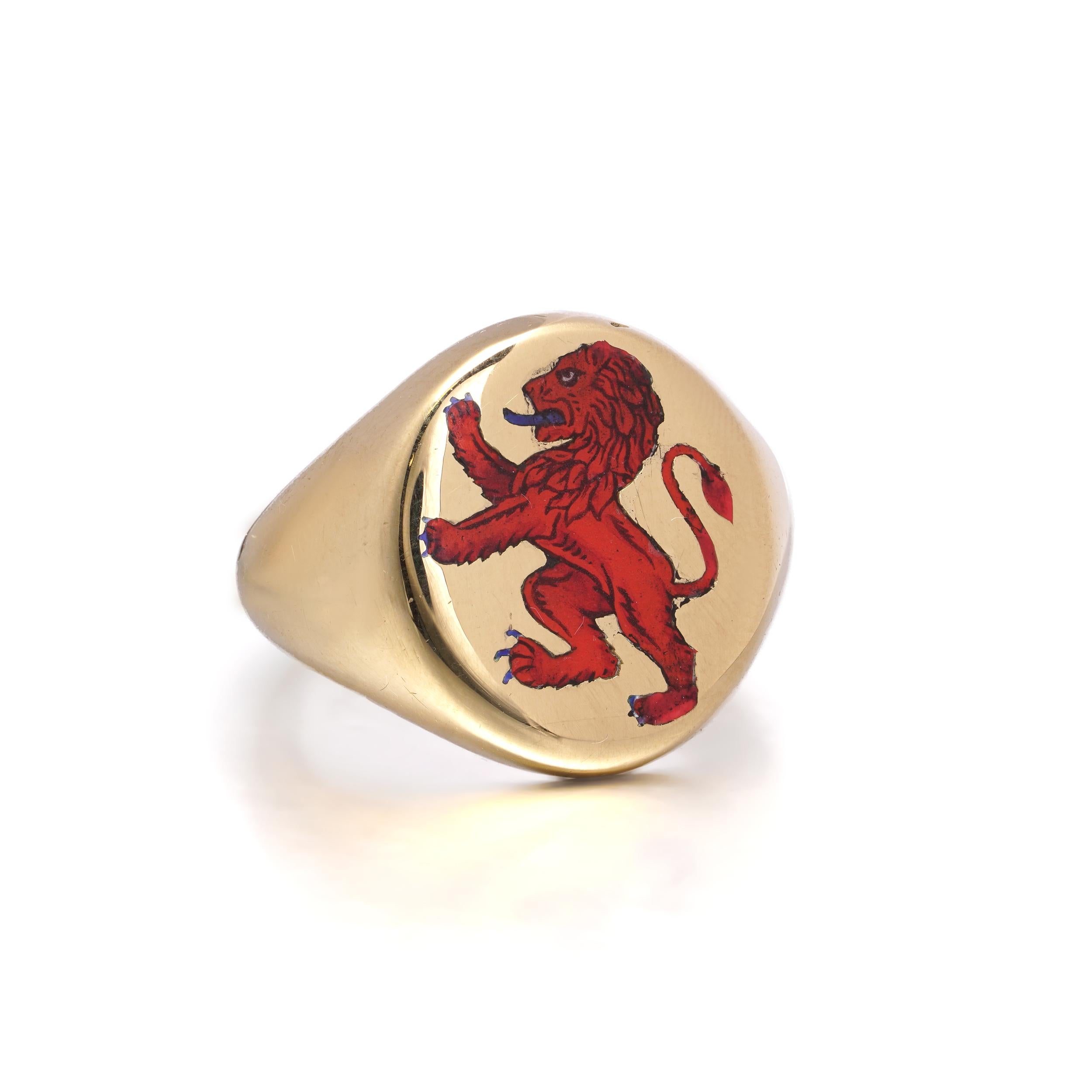 Anillo de sello vintage de oro amarillo de 18 quilates, con el diseño de un león rampante en la cara. 
En particular, falta la parte esmaltada del motivo del león.
Made in England, Londres, años 60
Fabricante: S&B ( Sin identificar ) 
Totalmente