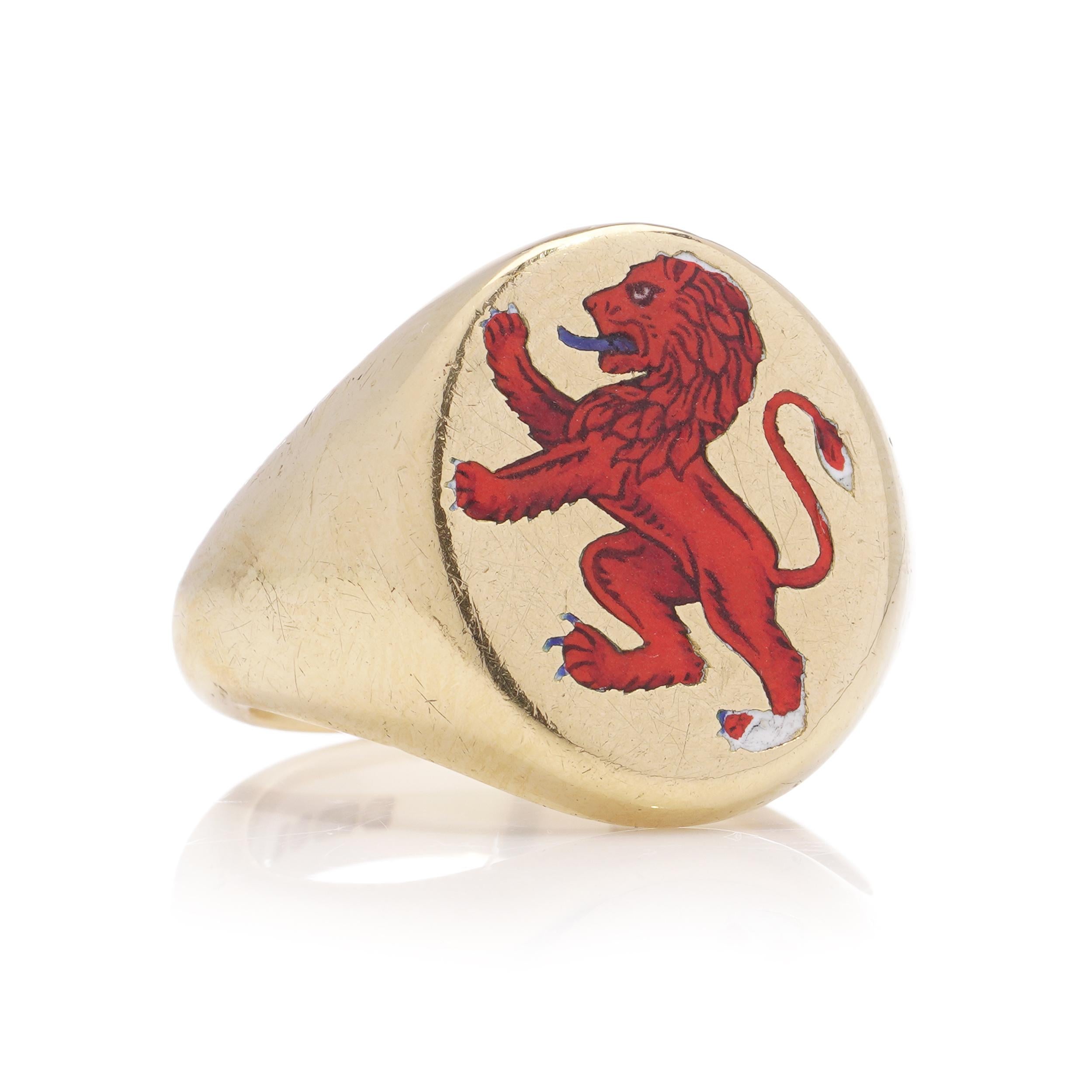 Men's Vintage 18kt. yellow gold signet ring with rampant lion  For Sale