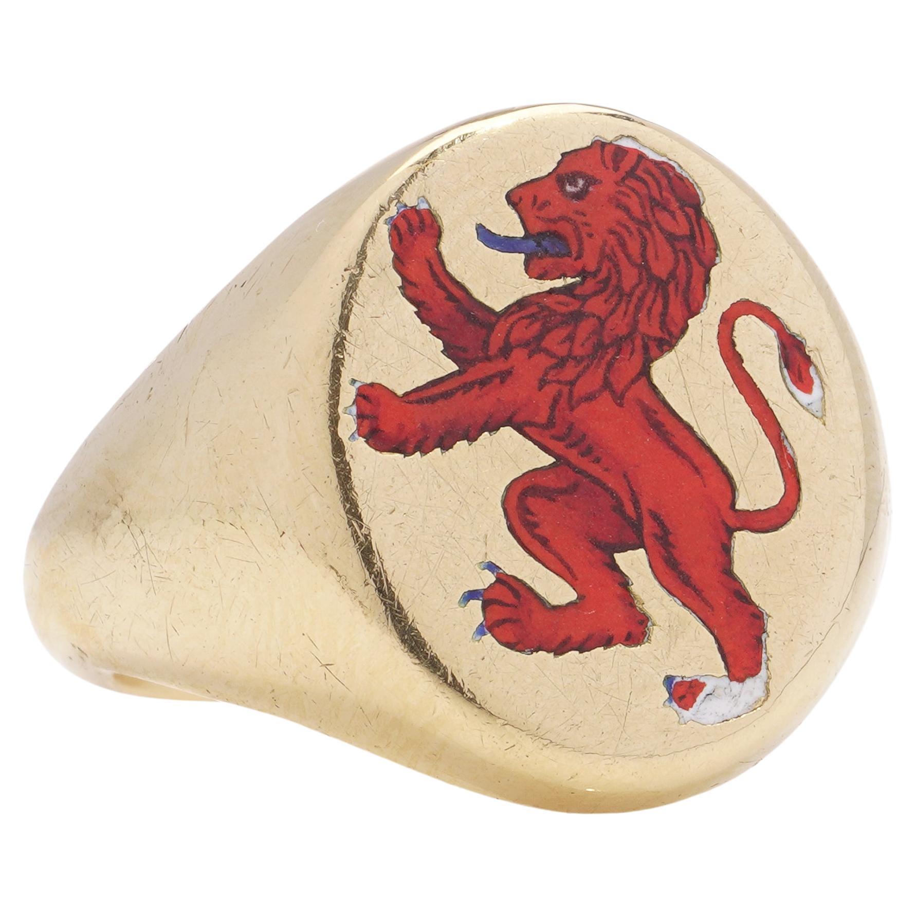 Vintage 18kt. yellow gold signet ring with rampant lion  For Sale