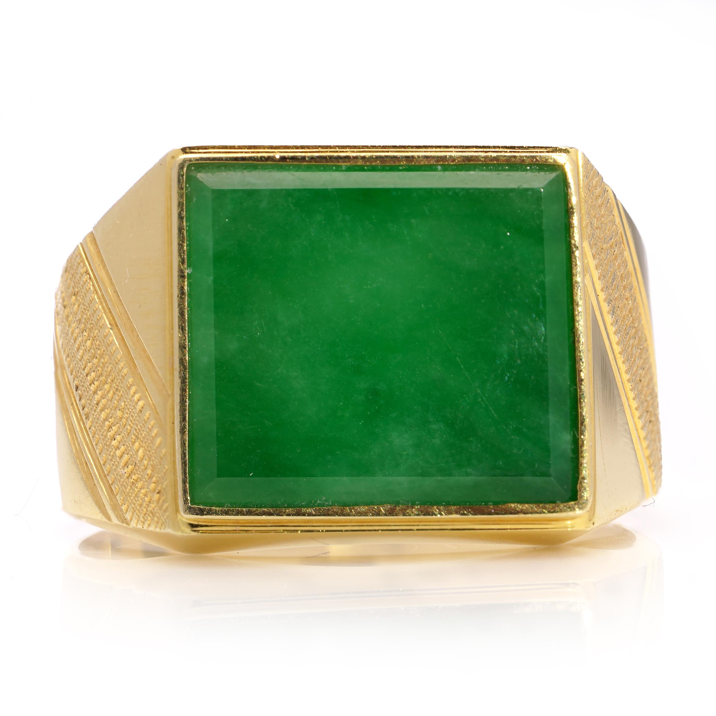 Vintage Chinese  18kt. yellow gold square-shaped jade men's ring In Good Condition For Sale In Braintree, GB
