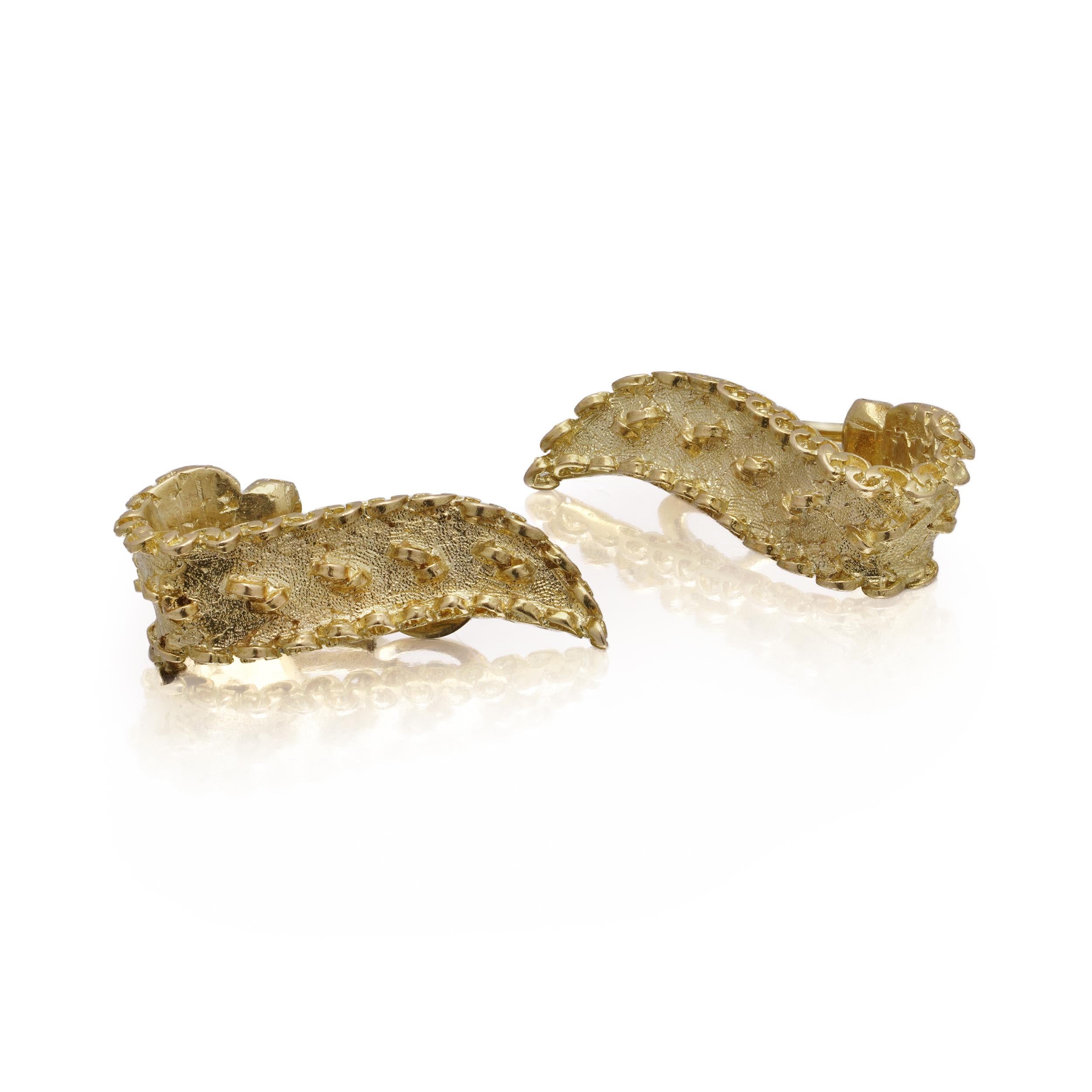 Vintage 18kt Yellow Gold Textured Earrings by S&S, England , 1969 Damen im Angebot