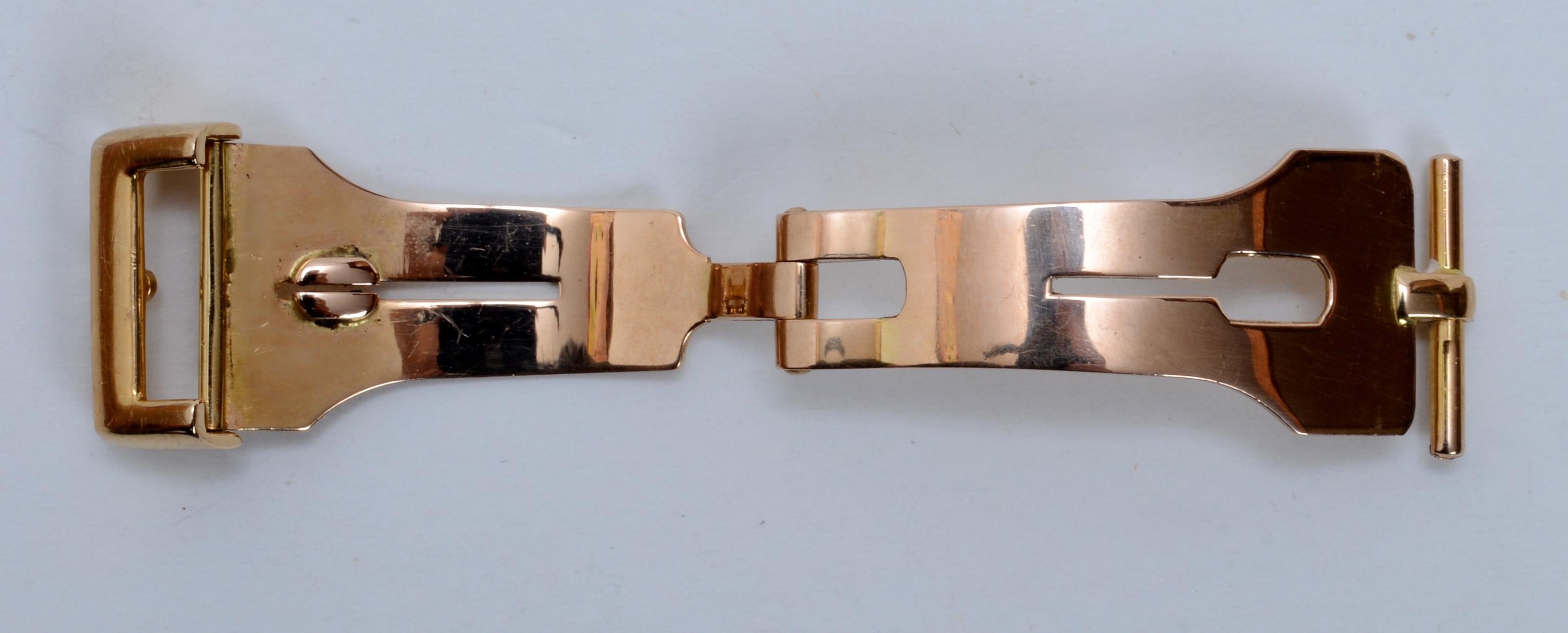 Vintage 18kt Yellow Gold Watch Deployment Buckle, 18mm, With Used Crocodile Band. 
Trent Antiques est un nom respecté dans le domaine des antiquités depuis plus de 35 ans. Il propose une grande collection de meubles d'époque, d'art, de livres, de
