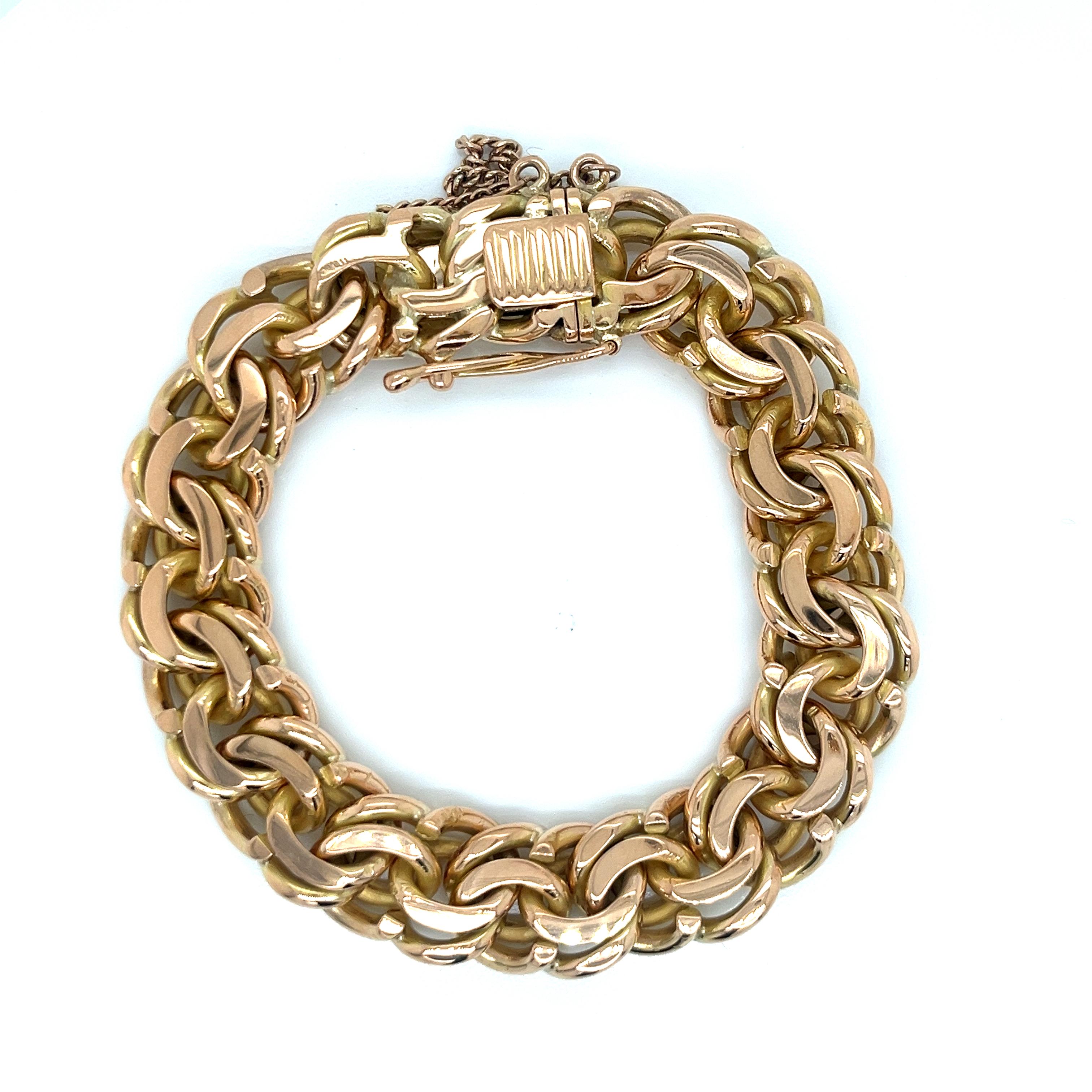 Vintage 18ky Heavy Wide Charm Bracelet

Ce luxueux bracelet à breloques est une pièce vintage des années 1960, réalisée en or jaune massif 18 carats. Le bracelet mesure 7 pouces et demi de long, plus de 1/2 pouce de large (13,5 mm) et plus de 1/5