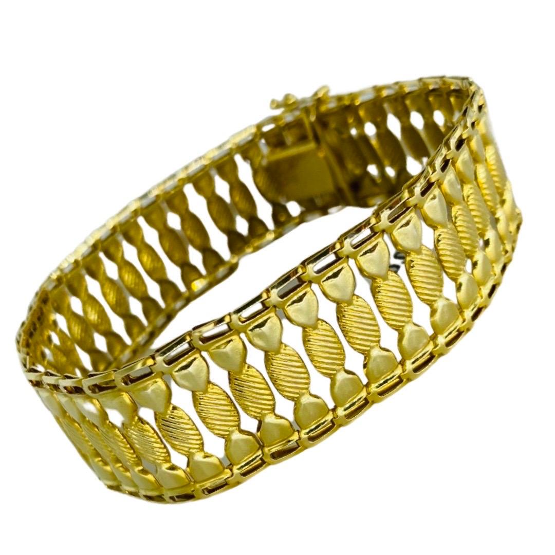 Vintage 18mm Swirl Candy Wrapper Design Bracelet 14k Gold. Magnifique bracelet avec un motif de bonbons tourbillonnants sur toute la longueur. La serrure de ce bracelet est une technique de double verrouillage. Le bracelet pèse 13,7 g et mesure 7,5