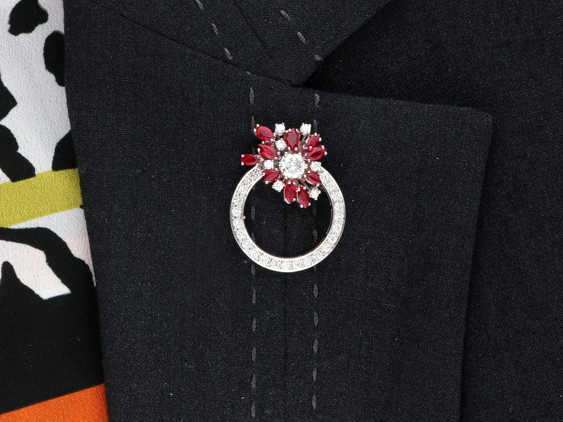 Brosche aus 15 Karat Weißgold mit 1,90 Karat Rubin und 1,35 Karat Diamant, Vintage, um 1970 im Angebot 5