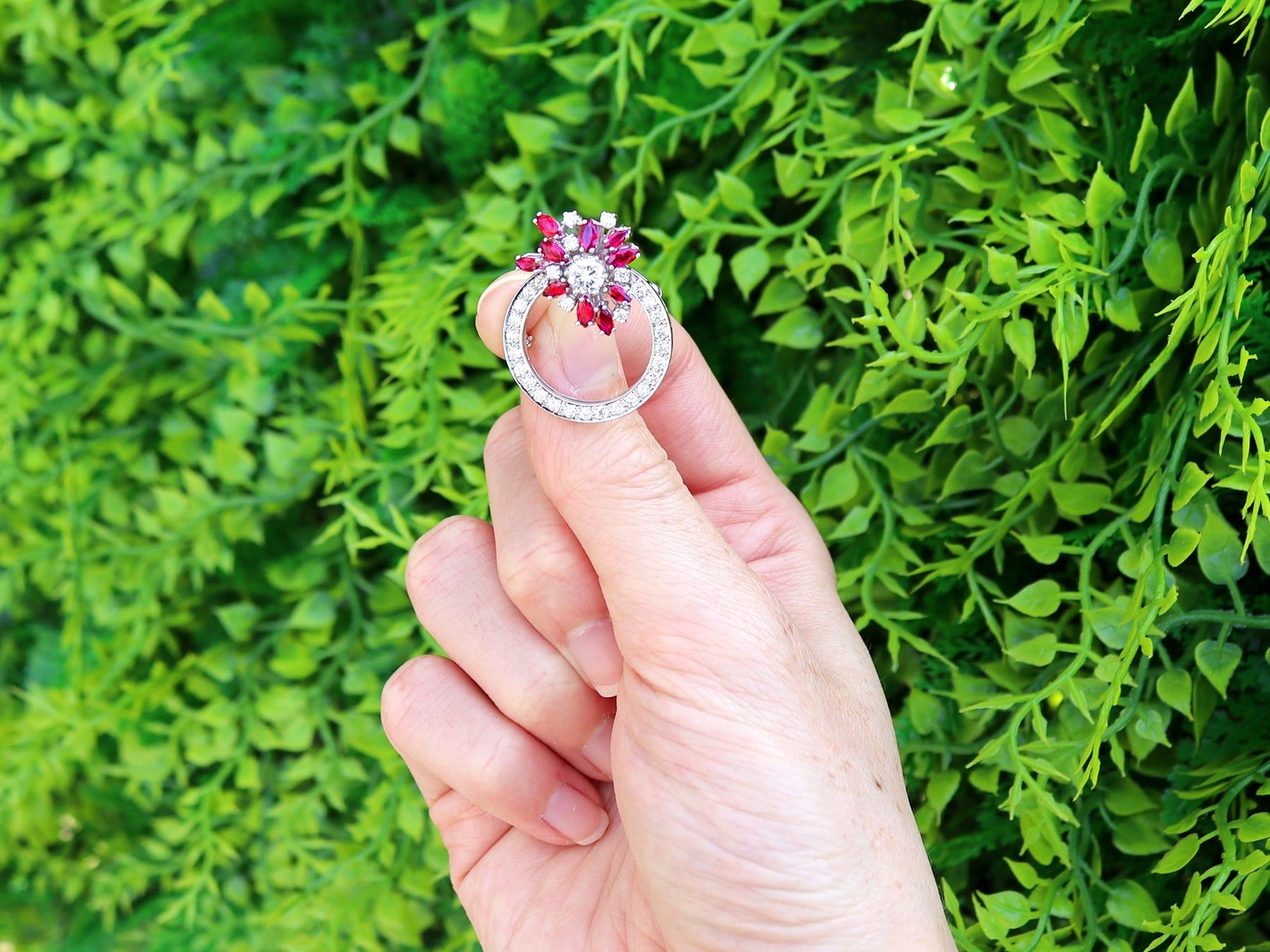 Eine atemberaubende, feine und beeindruckende Vintage-Brosche mit 1,90 Karat Rubin und 1,35 Karat Diamant, 15 Karat Weißgold; Teil unserer vielfältigen Rubin-Broschen-Kollektion.

Diese atemberaubende, feine und beeindruckende Vintage-Rubin-Brosche