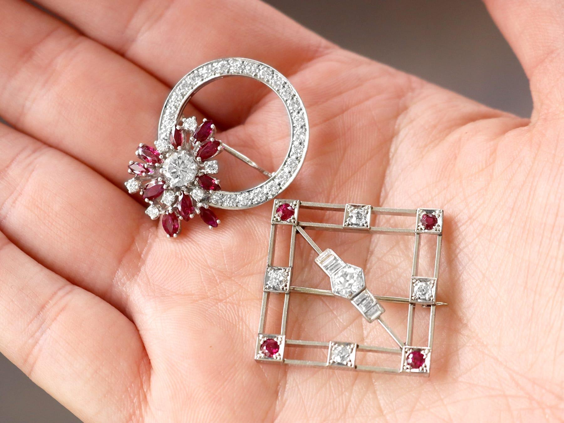 Brosche aus 15 Karat Weißgold mit 1,90 Karat Rubin und 1,35 Karat Diamant, Vintage, um 1970 (Marquiseschliff) im Angebot