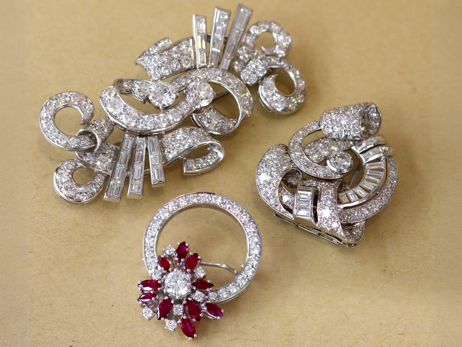 Brosche aus 15 Karat Weißgold mit 1,90 Karat Rubin und 1,35 Karat Diamant, Vintage, um 1970 im Zustand „Hervorragend“ im Angebot in Jesmond, Newcastle Upon Tyne