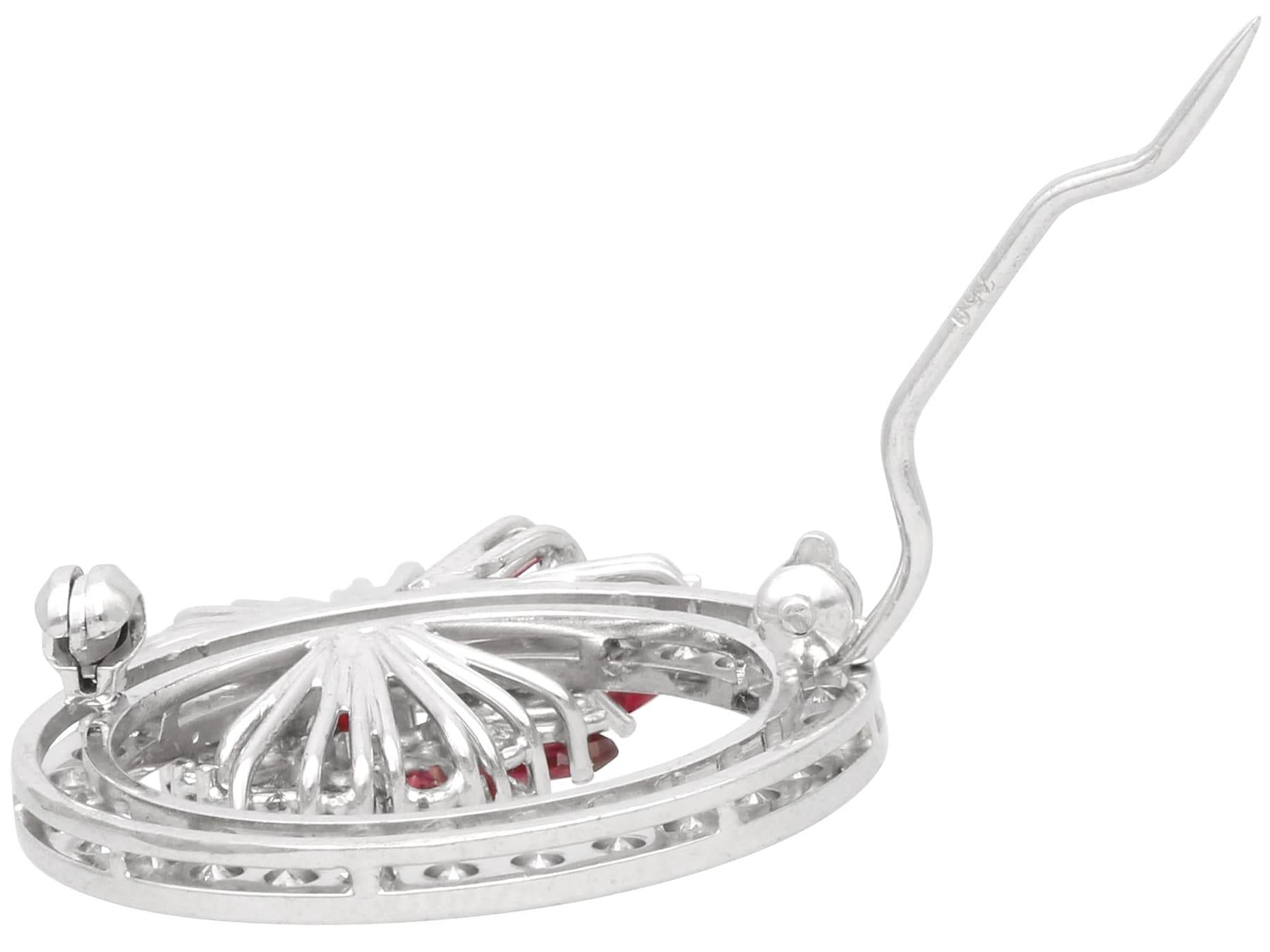 Brosche aus 15 Karat Weißgold mit 1,90 Karat Rubin und 1,35 Karat Diamant, Vintage, um 1970 im Angebot 3