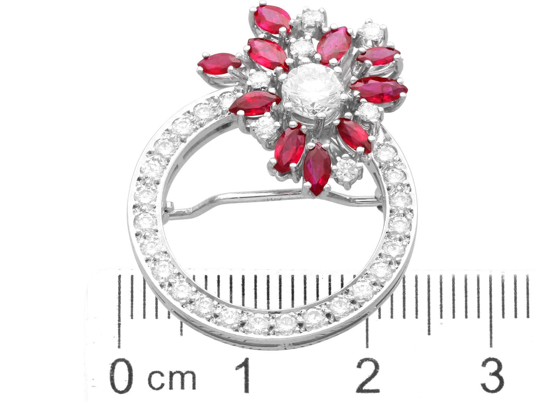 Brosche aus 15 Karat Weißgold mit 1,90 Karat Rubin und 1,35 Karat Diamant, Vintage, um 1970 im Angebot 4