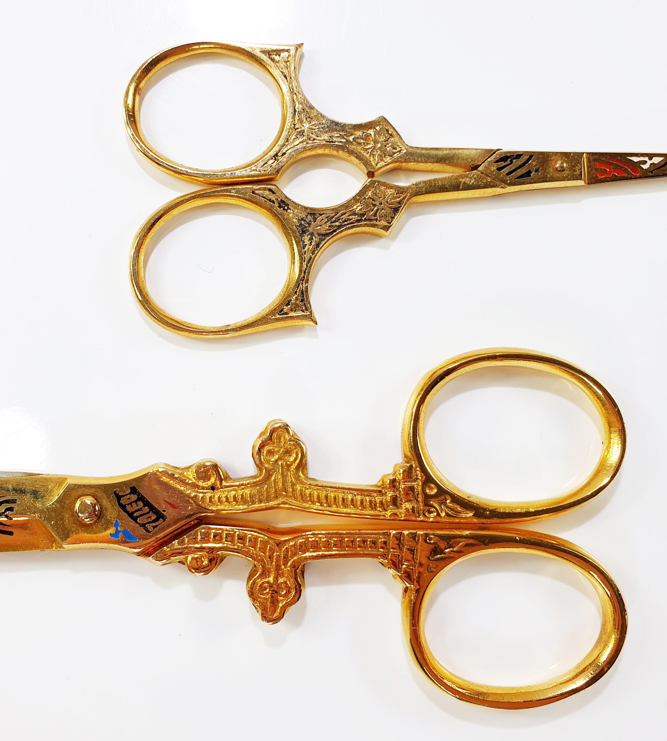 Vintage 1900s Sewing Kit Scissors and Thimble Gold Gilt and Damascene Pattern In Good Condition In Bilbao, ES