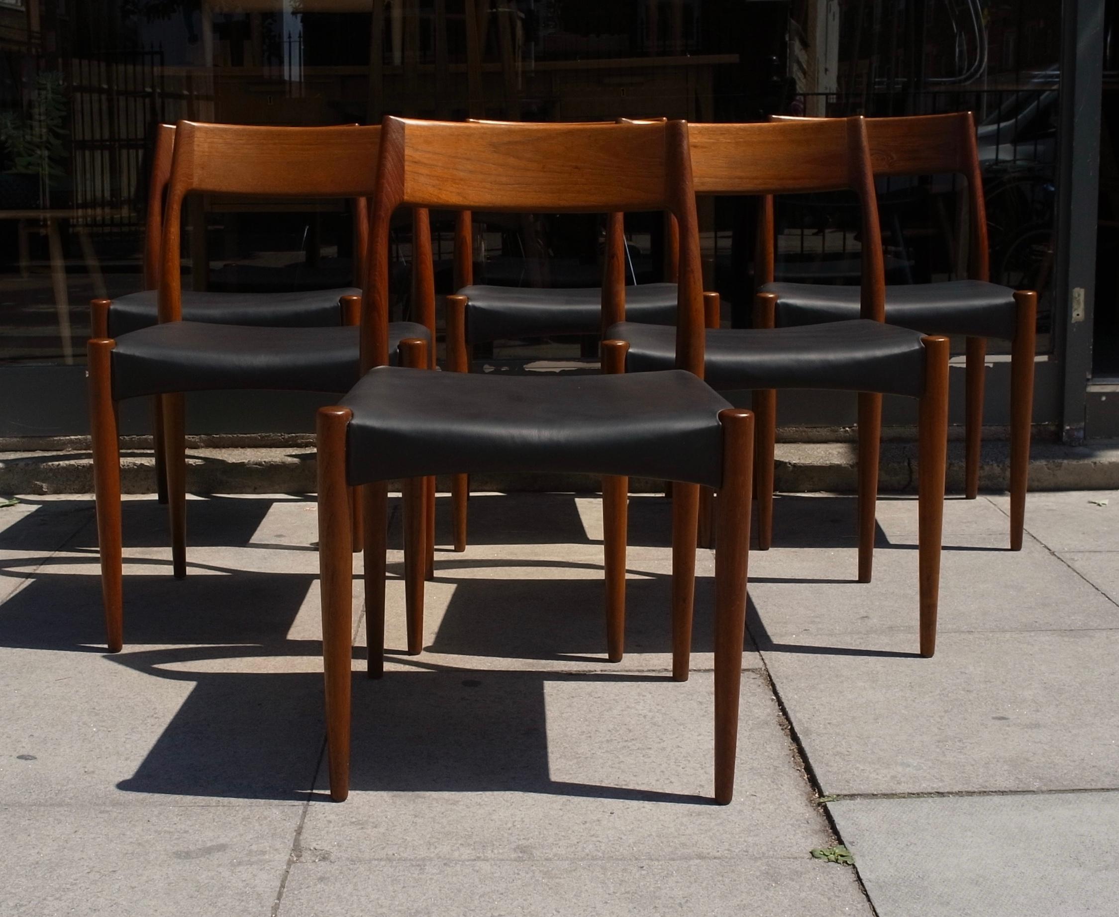 A rare and elegant 1960s set of six Danish teak model 175 dining chairs designed by Arne Hovmand-Olsen for Mogens Kold.

These sculptural dining chairs have been newly upholstered in black quality leather, and are in very good vintage condition