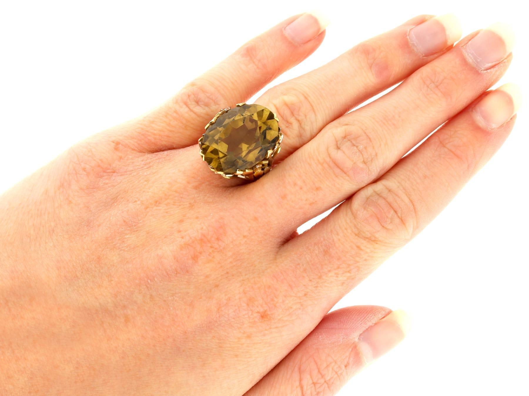 Vintage 19.05Ct Smoky Quartz and 18k Yellow Gold Cocktail Ring Circa 1970 For Sale 3