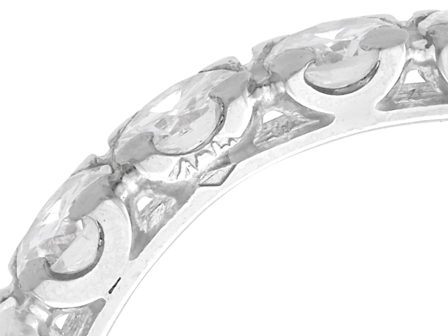 Eternity-Ring aus 18 Karat Weißgold mit 1,90 Karat Diamanten, um 1950 im Angebot 1