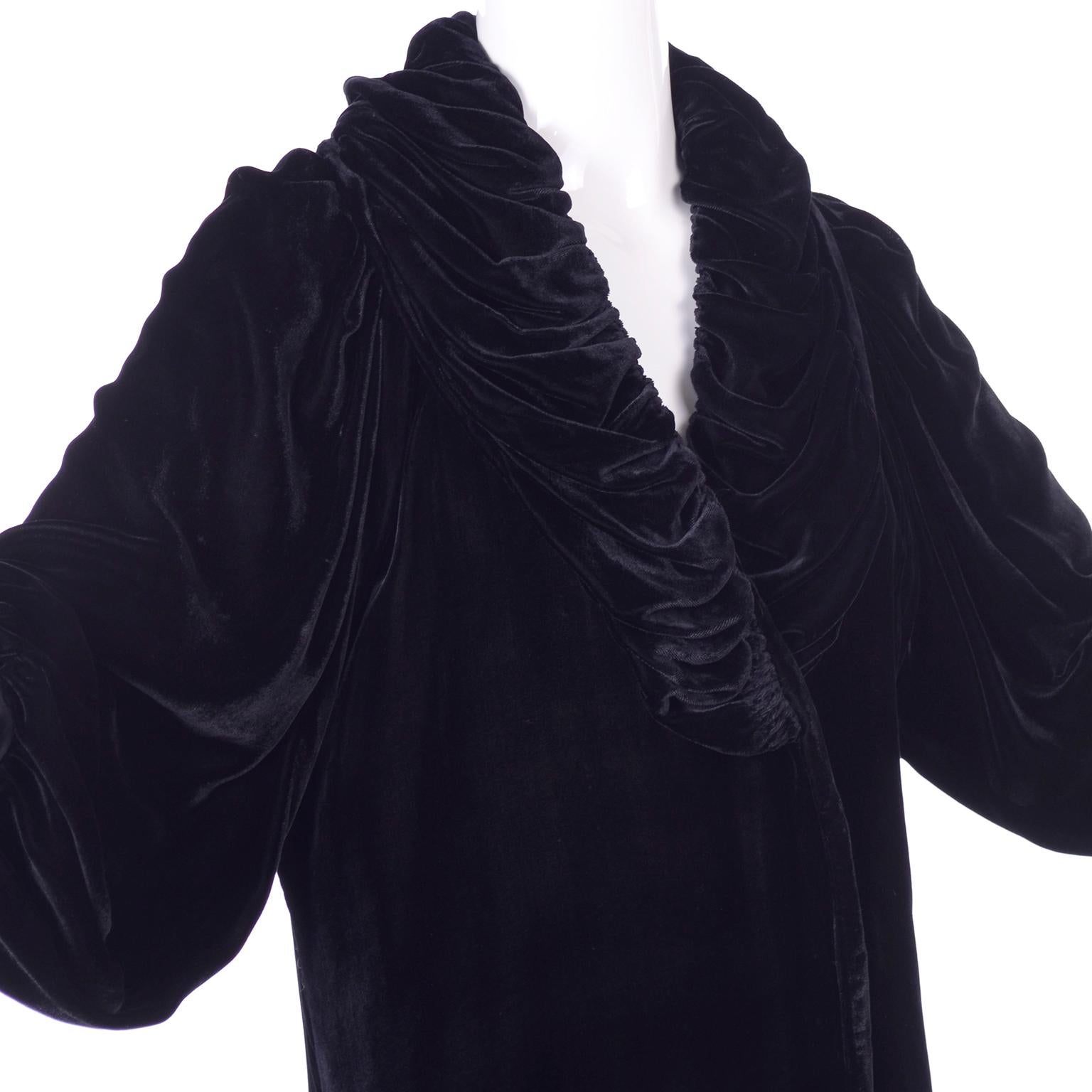Noir Manteau de soirée vintage en velours noir des années 1910 avec col froncé et manches bouffantes en vente