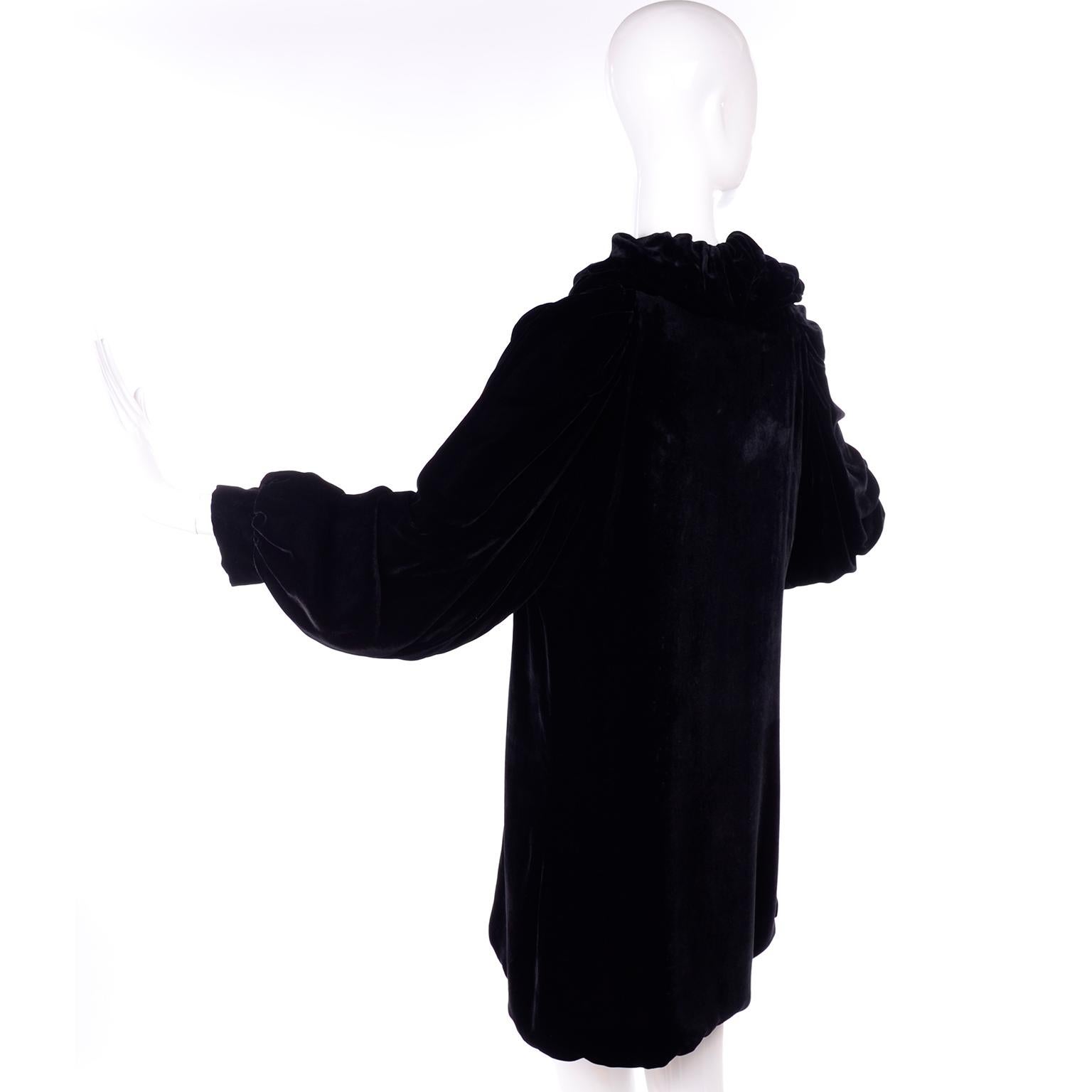 Manteau de soirée vintage en velours noir des années 1910 avec col froncé et manches bouffantes Excellent état - En vente à Portland, OR