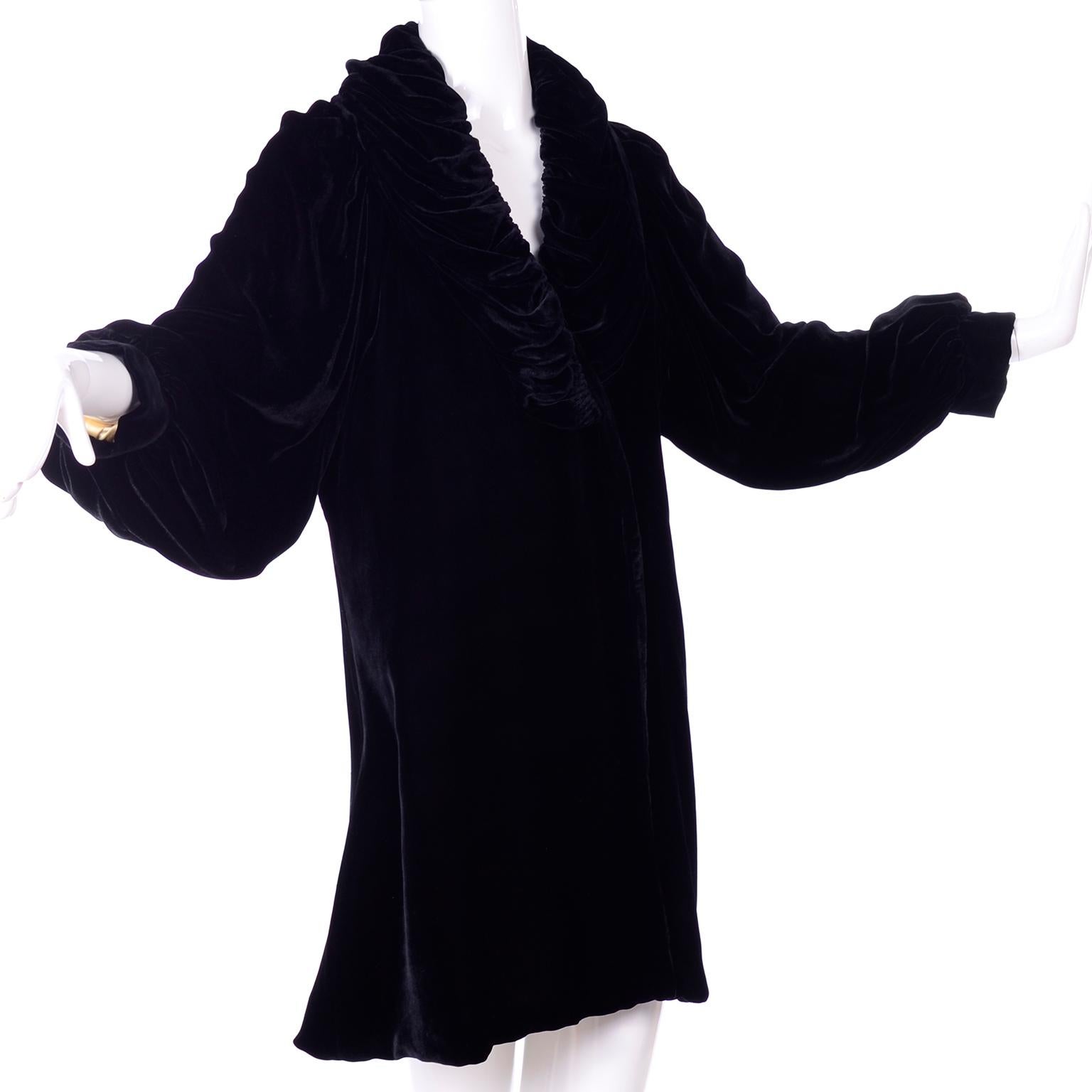 Manteau de soirée vintage en velours noir des années 1910 avec col froncé et manches bouffantes Pour femmes en vente