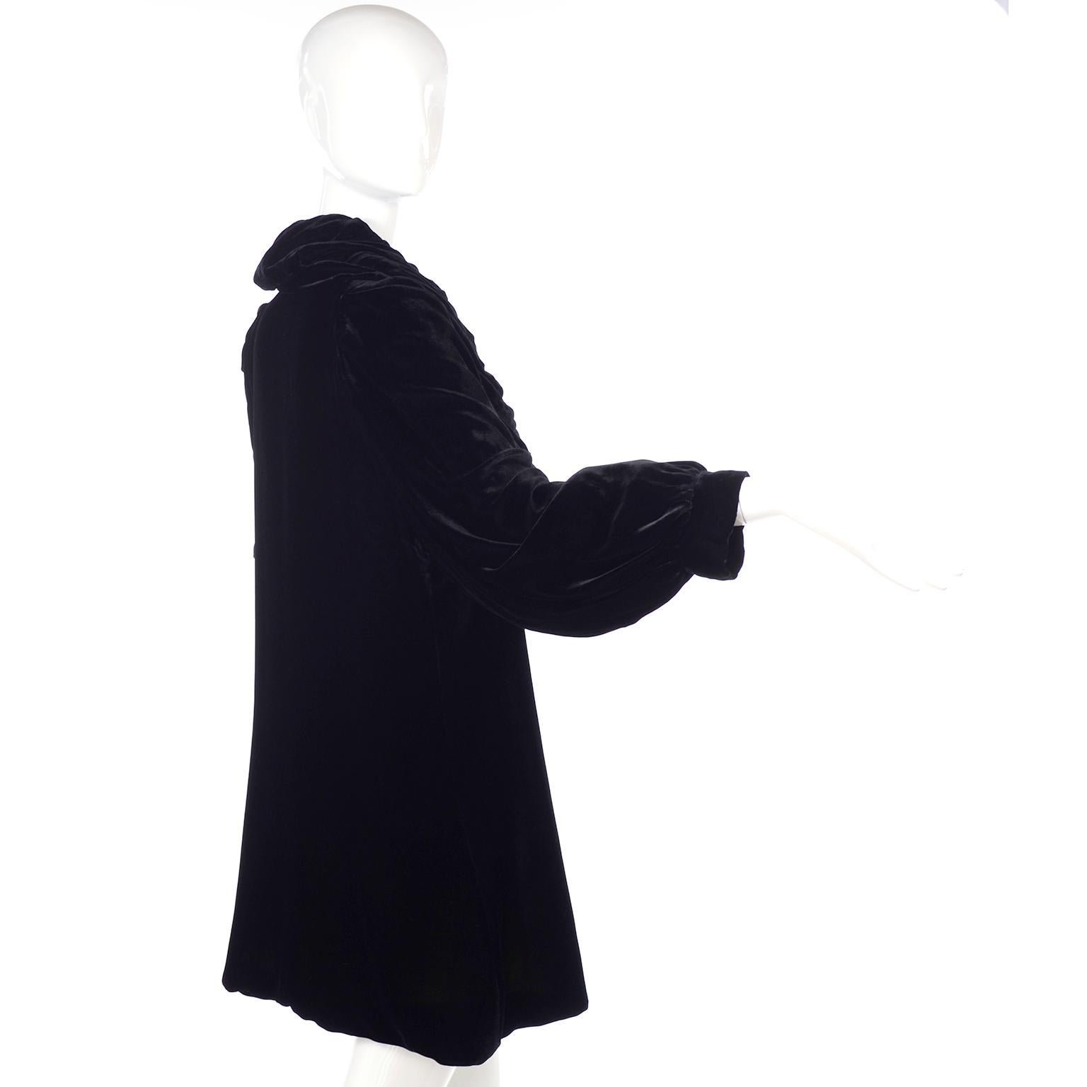 Vintage 1910s Black Velvet Evening Coat W/ Gathered Collar & Puff Sleeves In Excellent Condition For Sale In Portland, OR