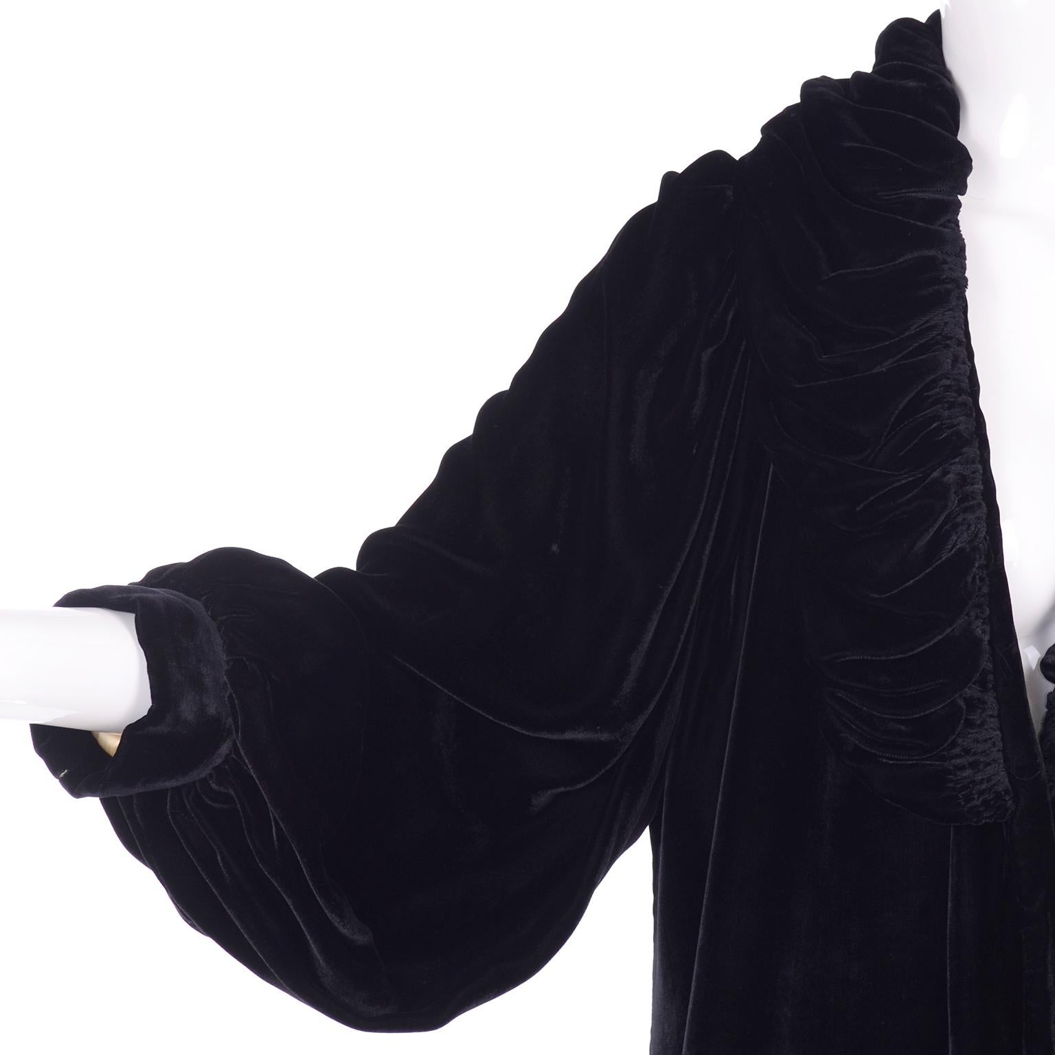 Manteau de soirée vintage en velours noir des années 1910 avec col froncé et manches bouffantes en vente 5