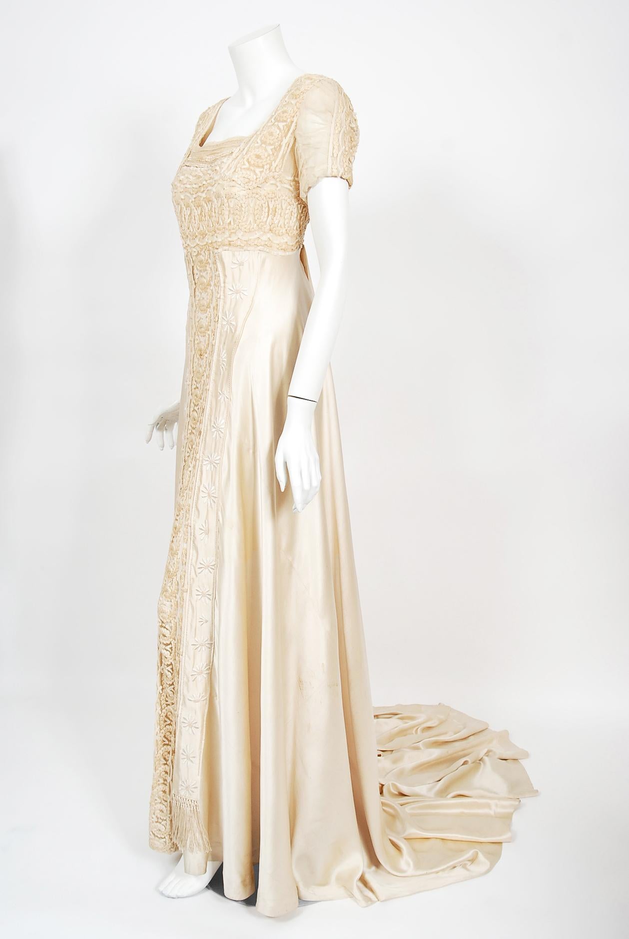 Ätherische Brautkleider aus dem frühen 20. Jahrhundert sind ein Dauerbrenner, und dieses Kleid ist ein echter Hingucker bei einer Hochzeit. Der mühelose Stil des Kleidungsstücks ist so modern, dass die komplizierten Handstickereien und feinen Stoffe
