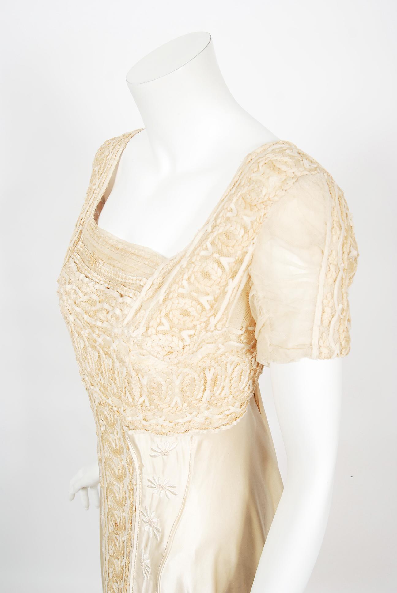 Vintage 1910s Elfenbein Crème bestickt Net-Lace & Seide Satin geschleppt Brautkleid  (Beige) im Angebot