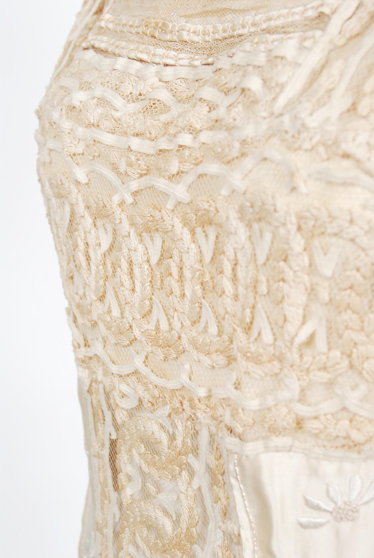 Vintage 1910s Elfenbein Crème bestickt Net-Lace & Seide Satin geschleppt Brautkleid  im Angebot 1