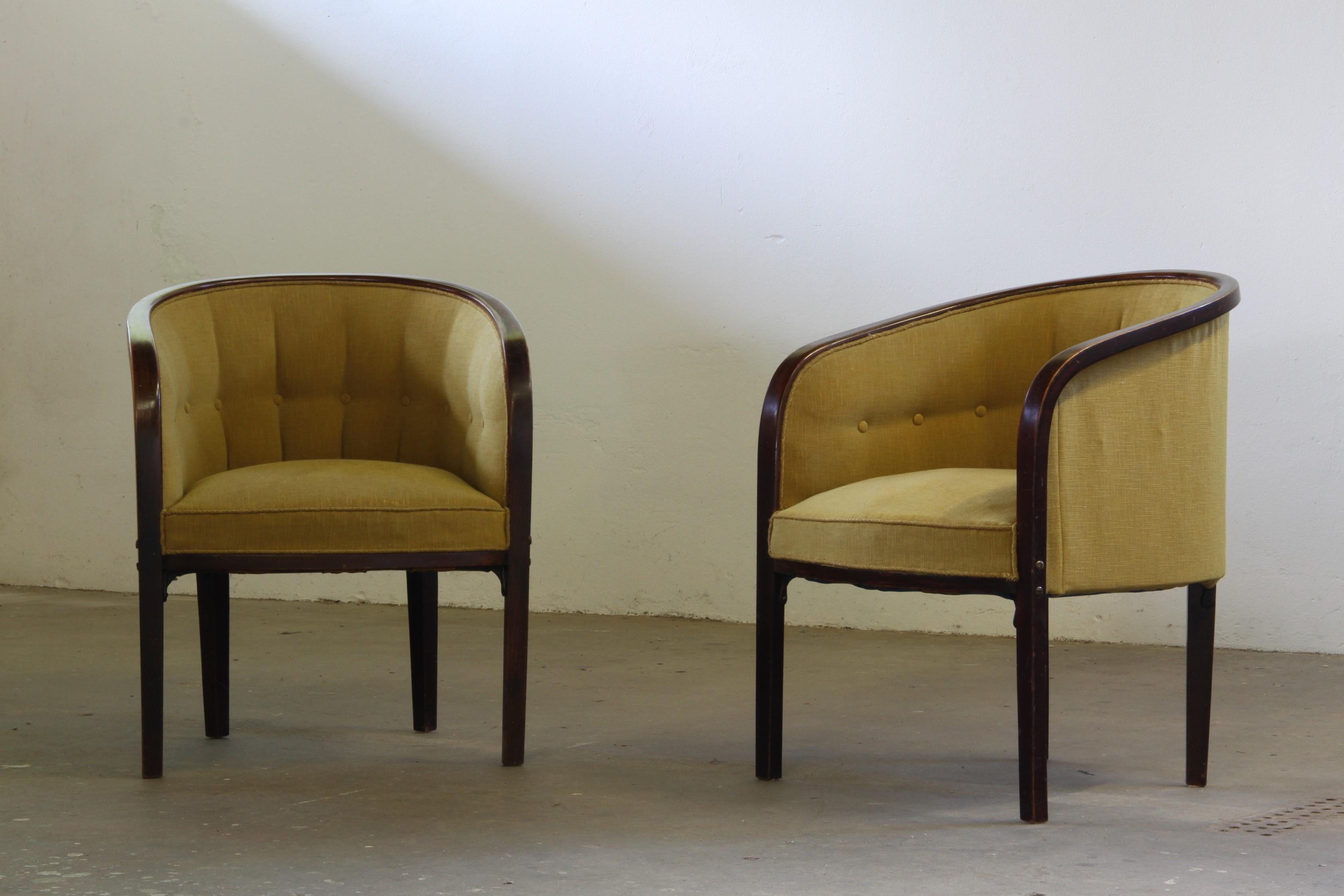 Due eleganti sedie Josef Hoffmann realizzate dal produttore Jacob and Josef Kohn. 

Poltrone dei primi del Novecento in stile Grande Gatsby.

Realizzate intorno al 1910 in stile Jugendstil, queste poltrone sono strutturalmente solide e non