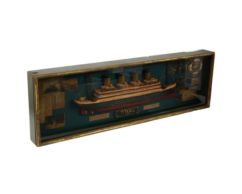 Américain Modèle de bateau Titanic de 1912 dans une boîte d'ombre en verre en vente