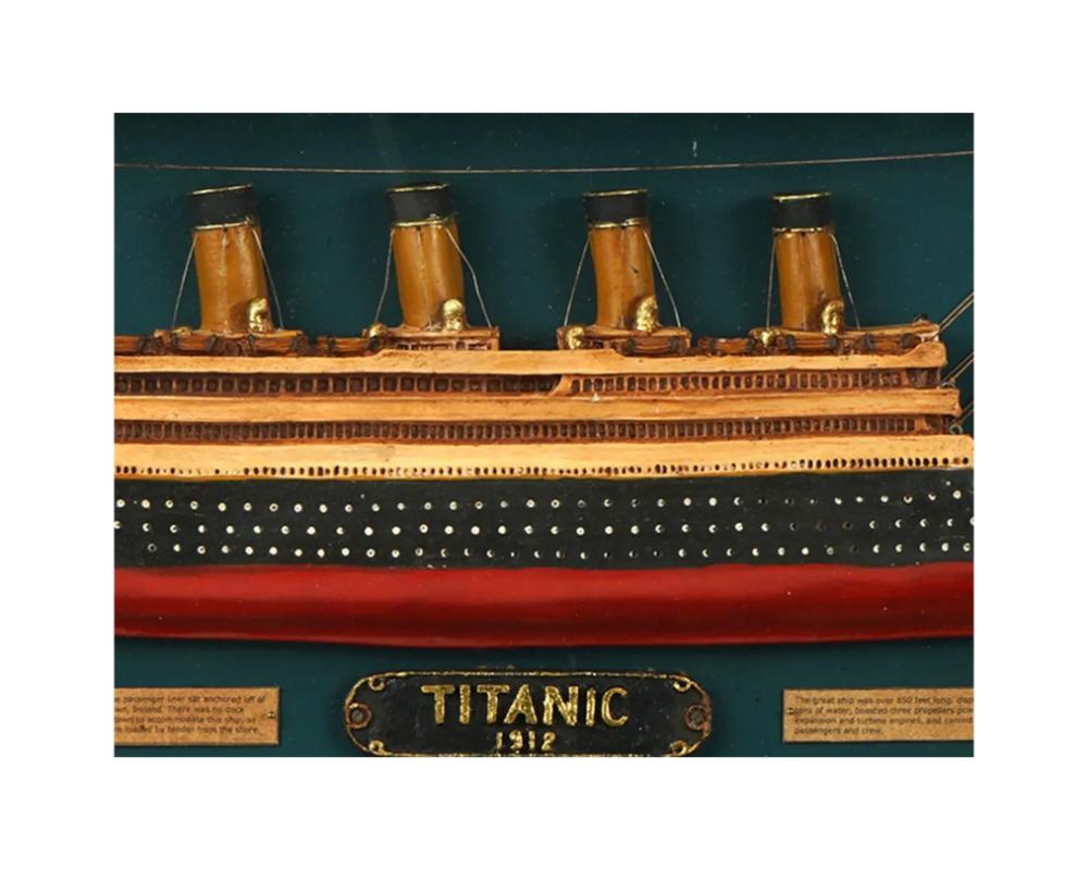 Modèle de bateau Titanic de 1912 dans une boîte d'ombre en verre Bon état - En vente à New York, NY