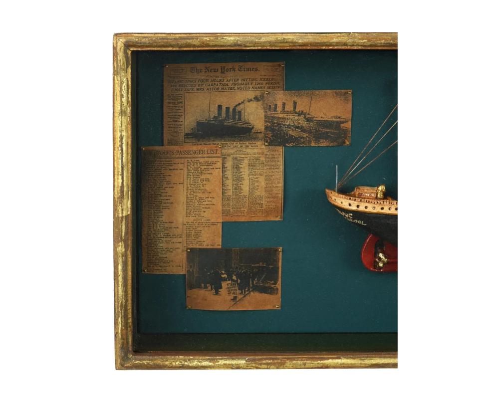 20ième siècle Modèle de bateau Titanic de 1912 dans une boîte d'ombre en verre en vente