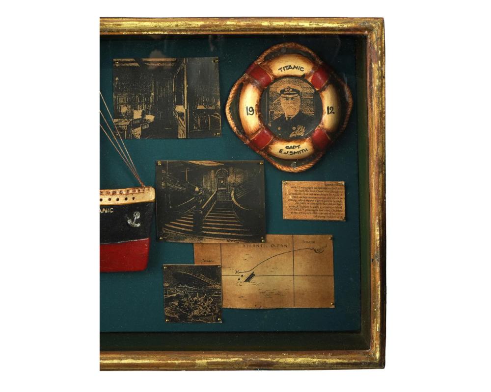 Plastique Modèle de bateau Titanic de 1912 dans une boîte d'ombre en verre en vente