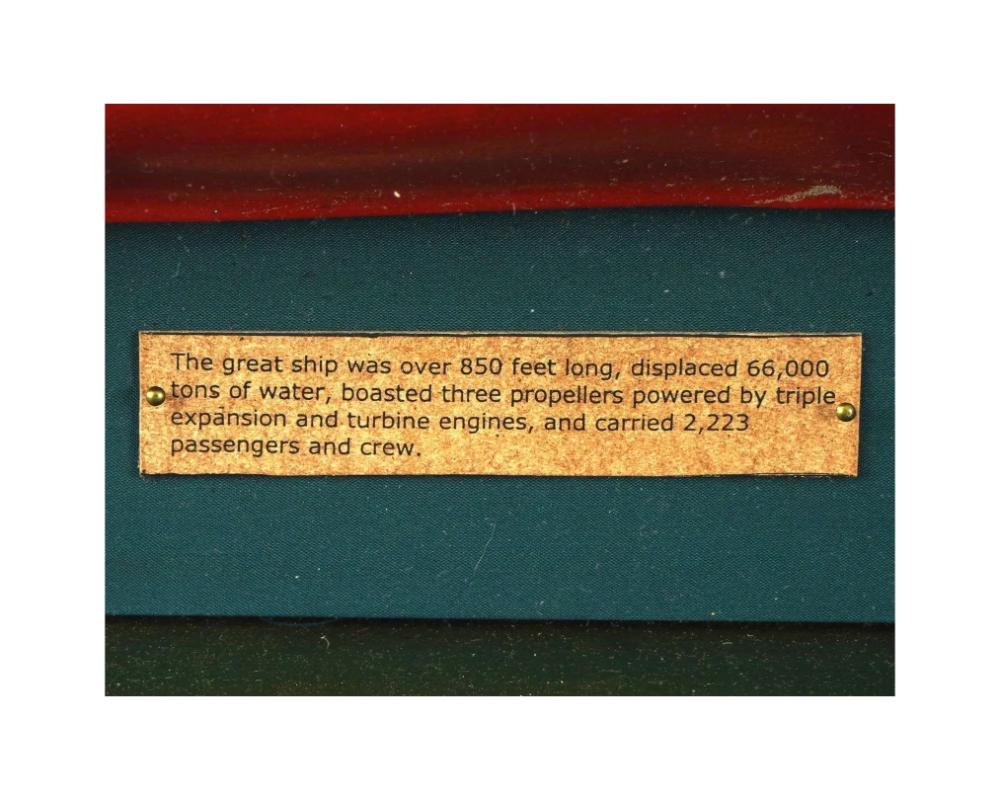 Modèle de bateau Titanic de 1912 dans une boîte d'ombre en verre en vente 2