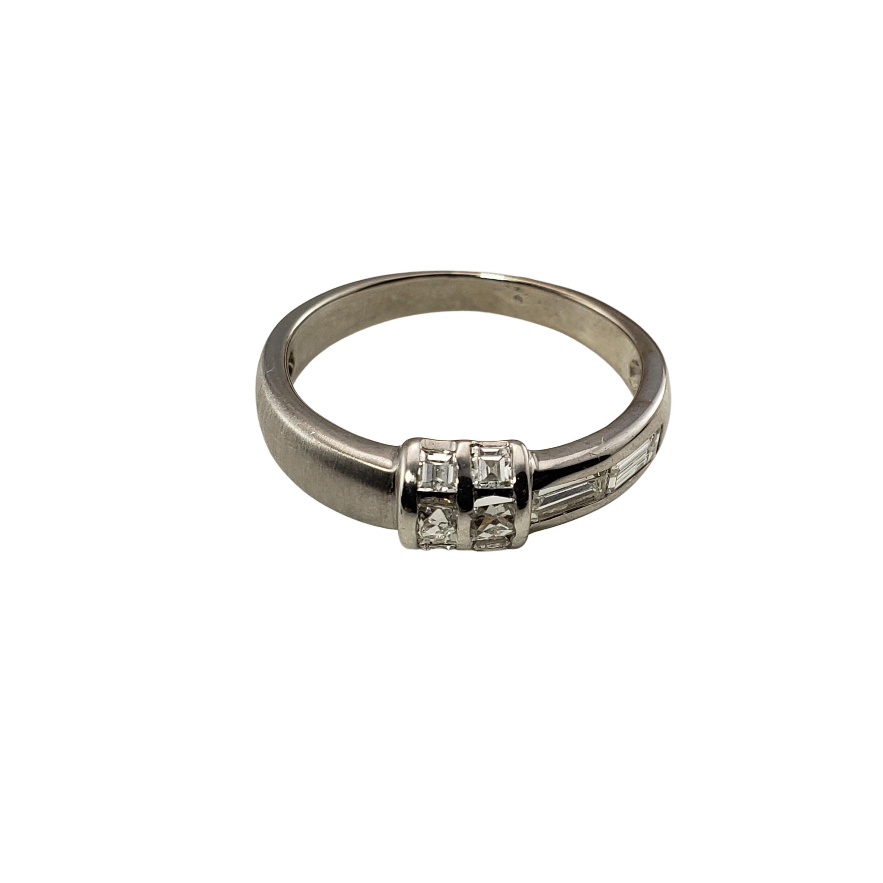 Anillo vintage de oro blanco de 19,2 quilates y diamantes talla 5.5-

Este precioso anillo presenta dos diamantes de talla francesa, cuatro diamantes de talla tabla y dos diamantes baguette engastados en oro blanco clásico de 19,2.
Anchura:  6 mm. 