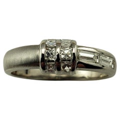 Anello vintage a fascia in oro bianco e diamanti da 19,2 carati