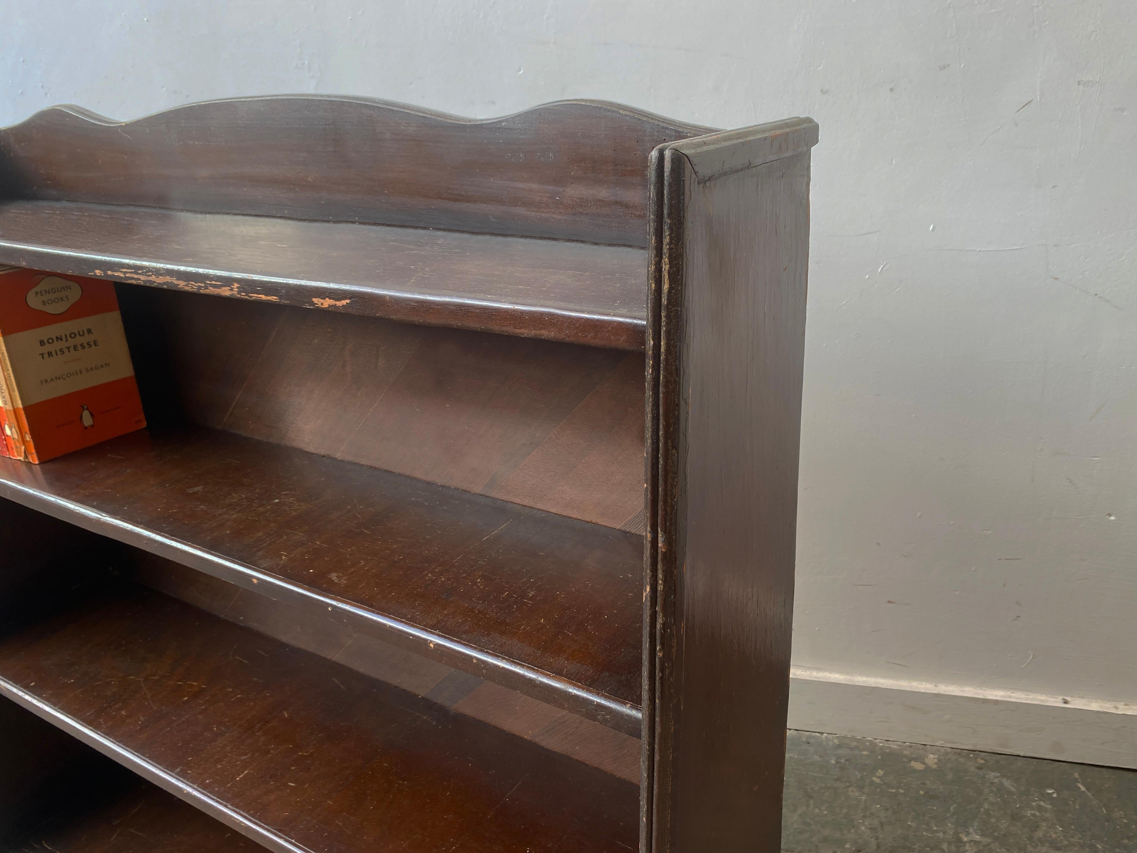 Vintage 1920/30’s open fronted free-standing bookcase In Good Condition For Sale In London, GB