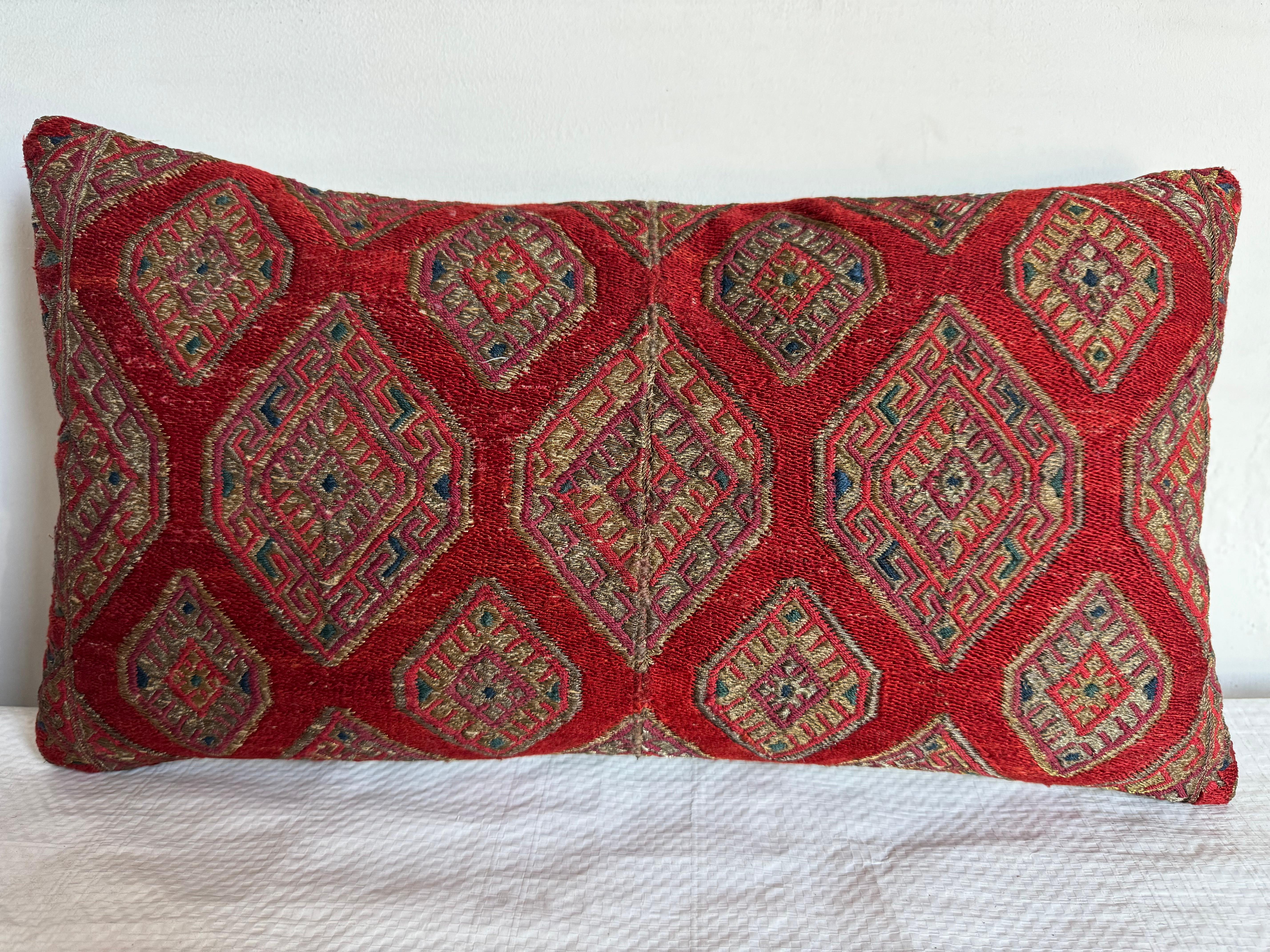 Questo cuscino Suzani del 1920 presenta una straordinaria combinazione di motivi geometrici tradizionali e tinte vivaci, che aggiungono una ricchezza culturale alla tua casa. I suoi intricati ricami celebrano l'eredità dell'artigianato dell'Asia