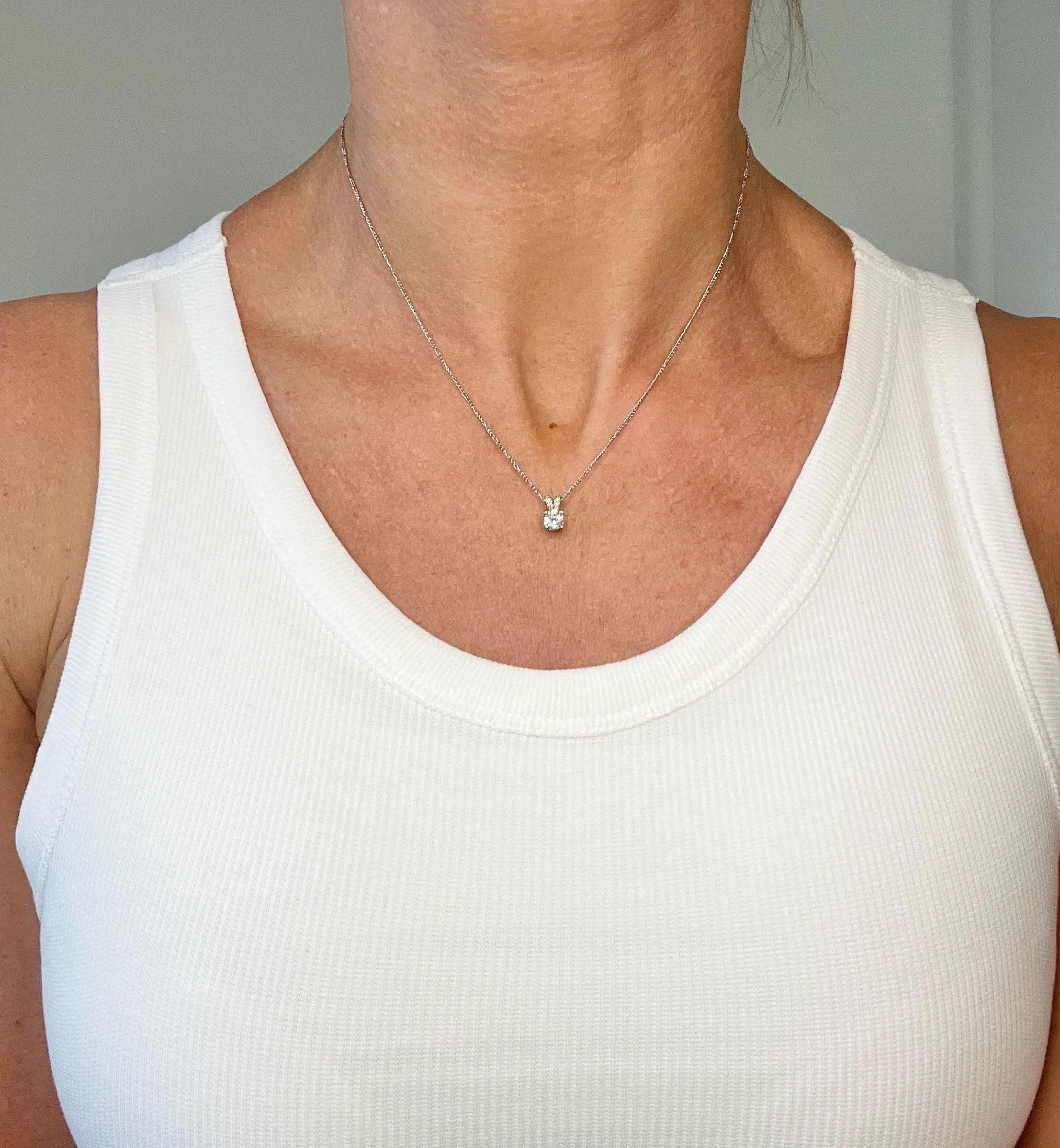 Collier de diamants vintage

Or blanc 18ct estampillé

Marque de fabrique CJS

Circa 1920s

Ce collier pendentif est vraiment magnifique, mettant en valeur un seul diamant naturel de taille brillant pesant 0,47ct. Le diamant est serti dans une