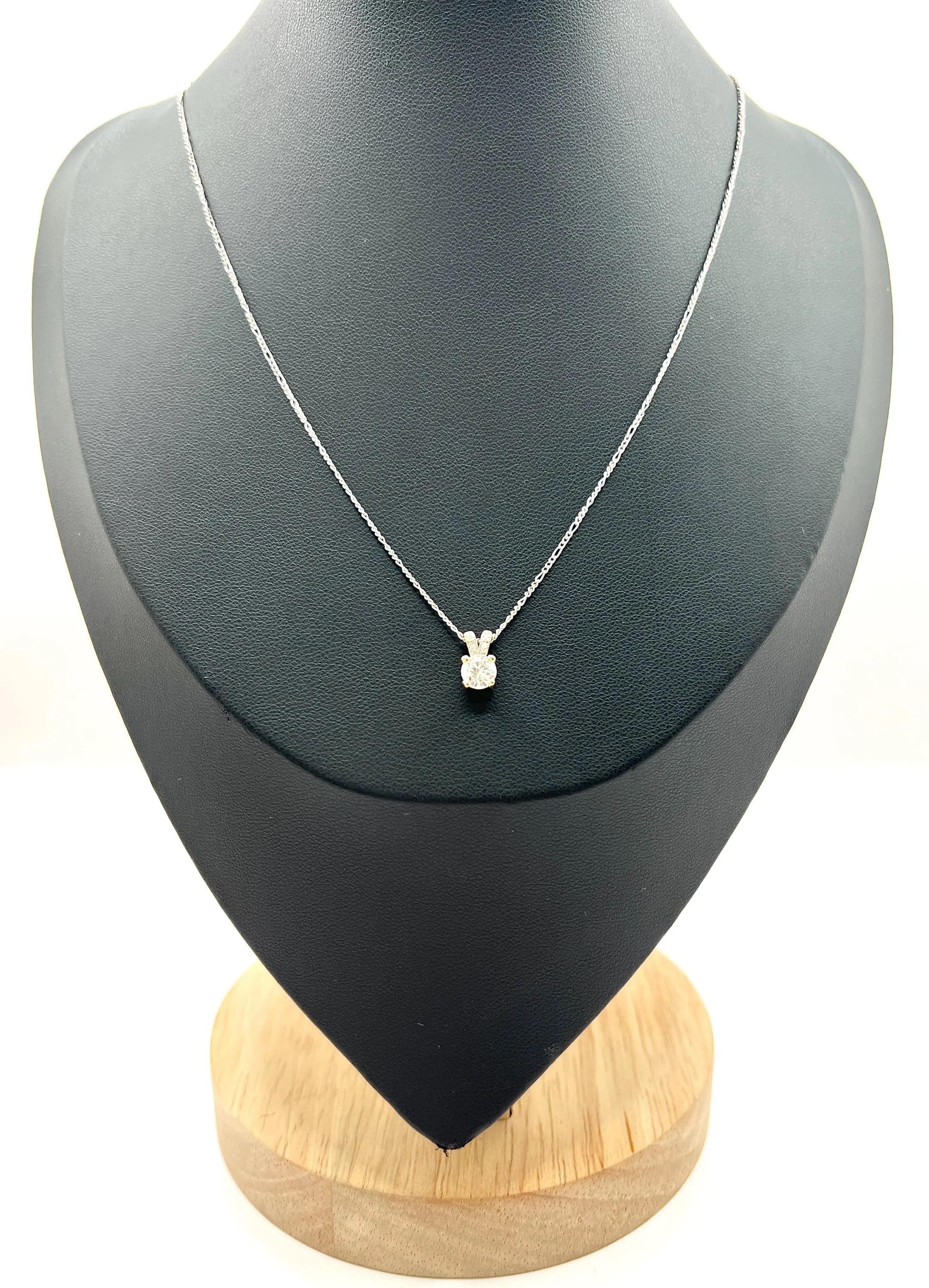 Vintage 1920s 0.47 Carat Diamond Set in New 18ct White Pendant on Platinum Chain Bon état - En vente à Brighton, GB