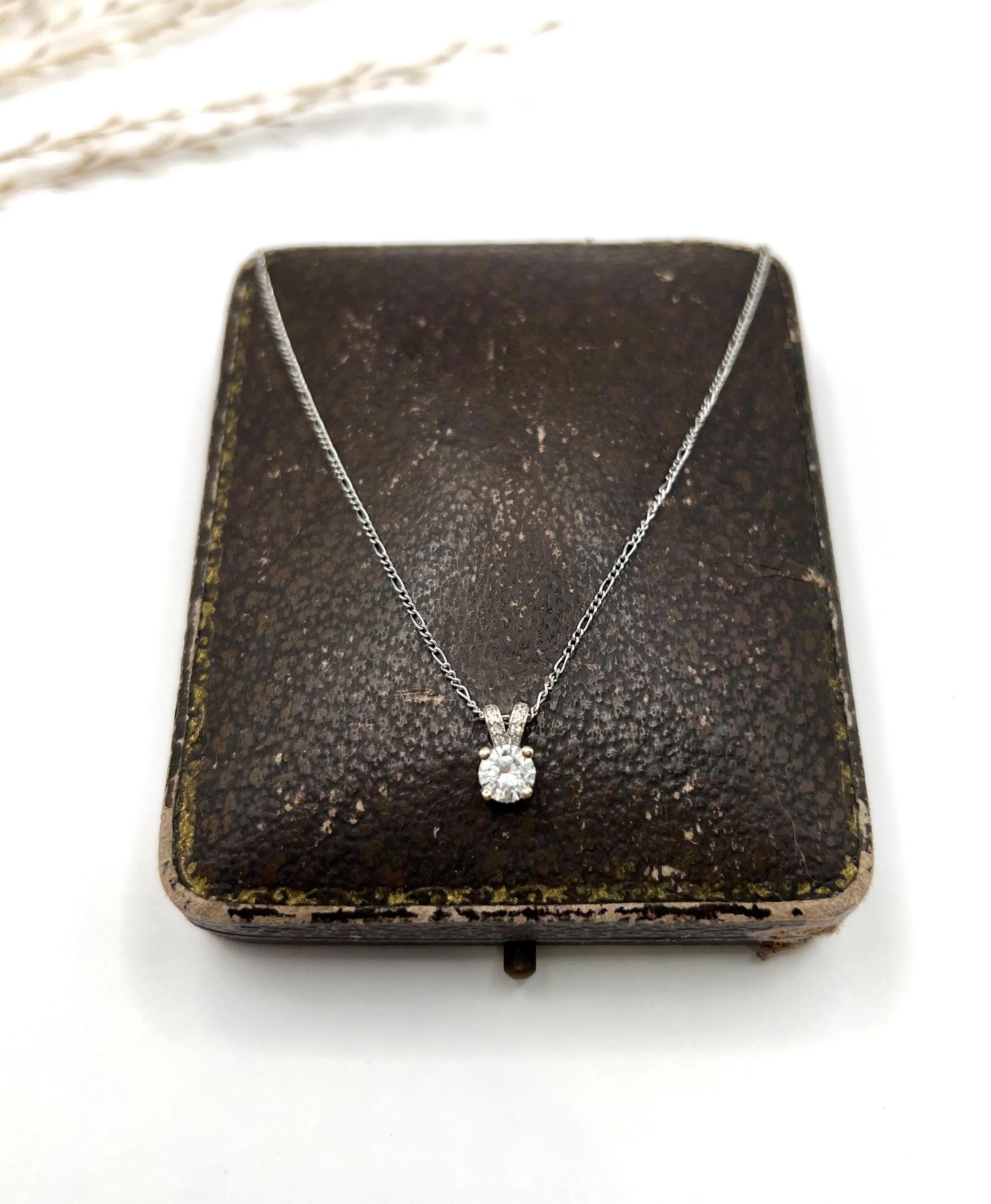 Vintage 1920s 0.47 Carat Diamond Set in New 18ct White Pendant on Platinum Chain Unisexe en vente