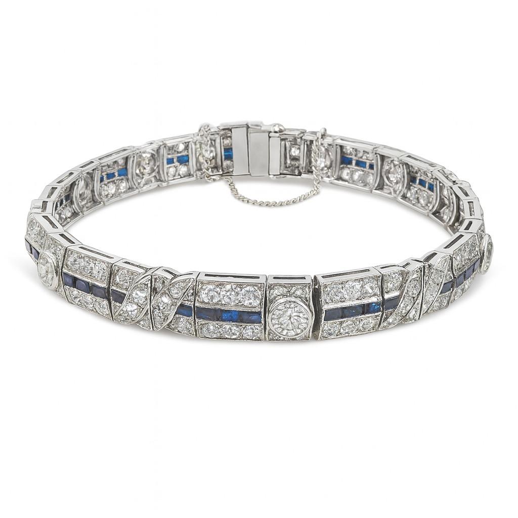 Ein prächtiges Armband mit Diamanten und Saphiren im Art-Déco-Stil, fein aus Platin gefertigt und reich mit filigranen Details verziert. Dieses antike Stück verkörpert die Eleganz der 1920er Jahre und besticht durch raffinierte Handwerkskunst und
