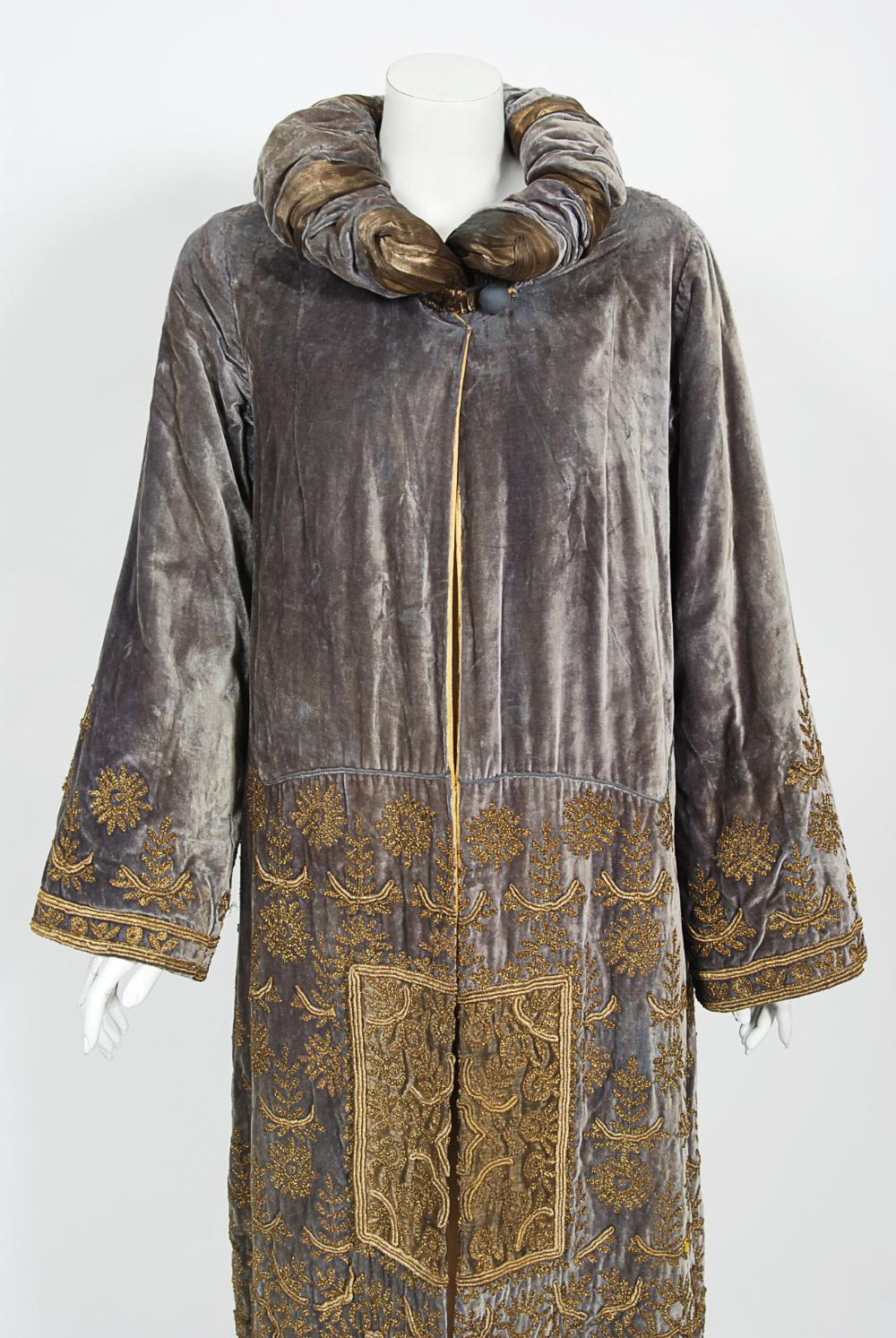 A truly breathtaking and museum quality Banani attributed metallic gold lamé embroidered velvet coat dating back to the 1928-29 time period. Babani, founded in Paris in 1894 by Vitaldi Babani, was a fashion house based on the Boulevard Haussmann