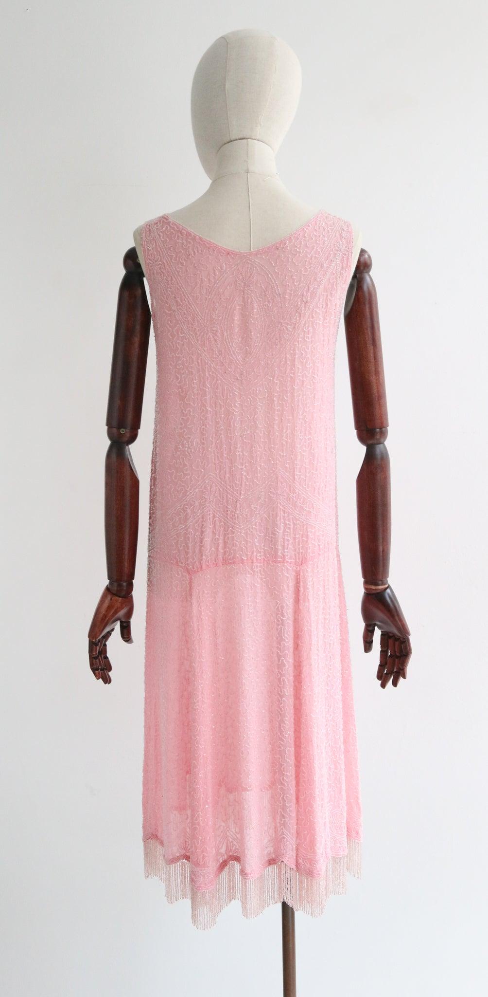 Vintage 1920er Perlenbesetztes Kleid Rosa Baumwoll-Voile-Glas-Perlen- Fransenkleid UK 8-10 im Angebot 3