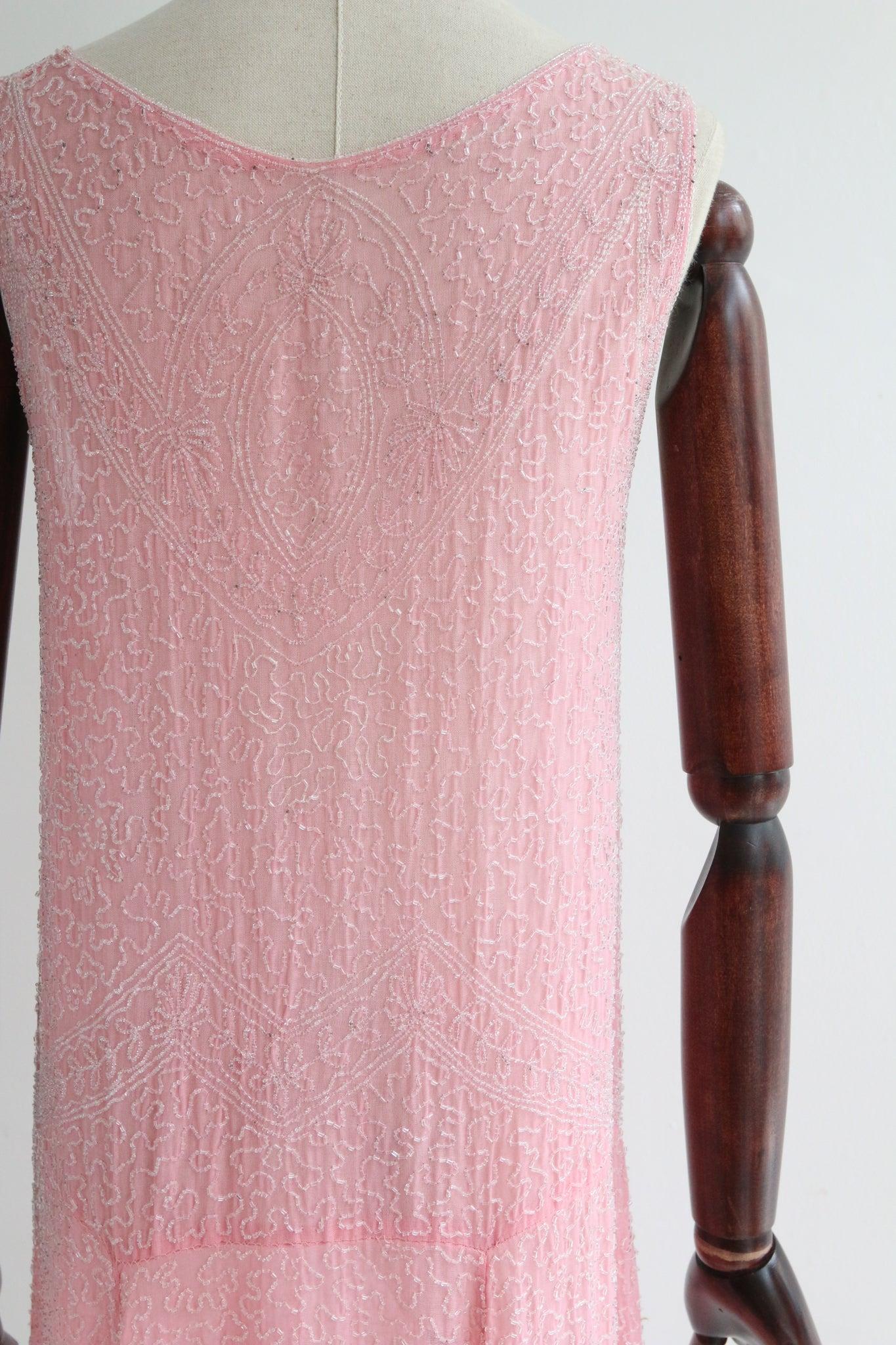 Vintage 1920er Perlenbesetztes Kleid Rosa Baumwoll-Voile-Glas-Perlen- Fransenkleid UK 8-10 im Angebot 4