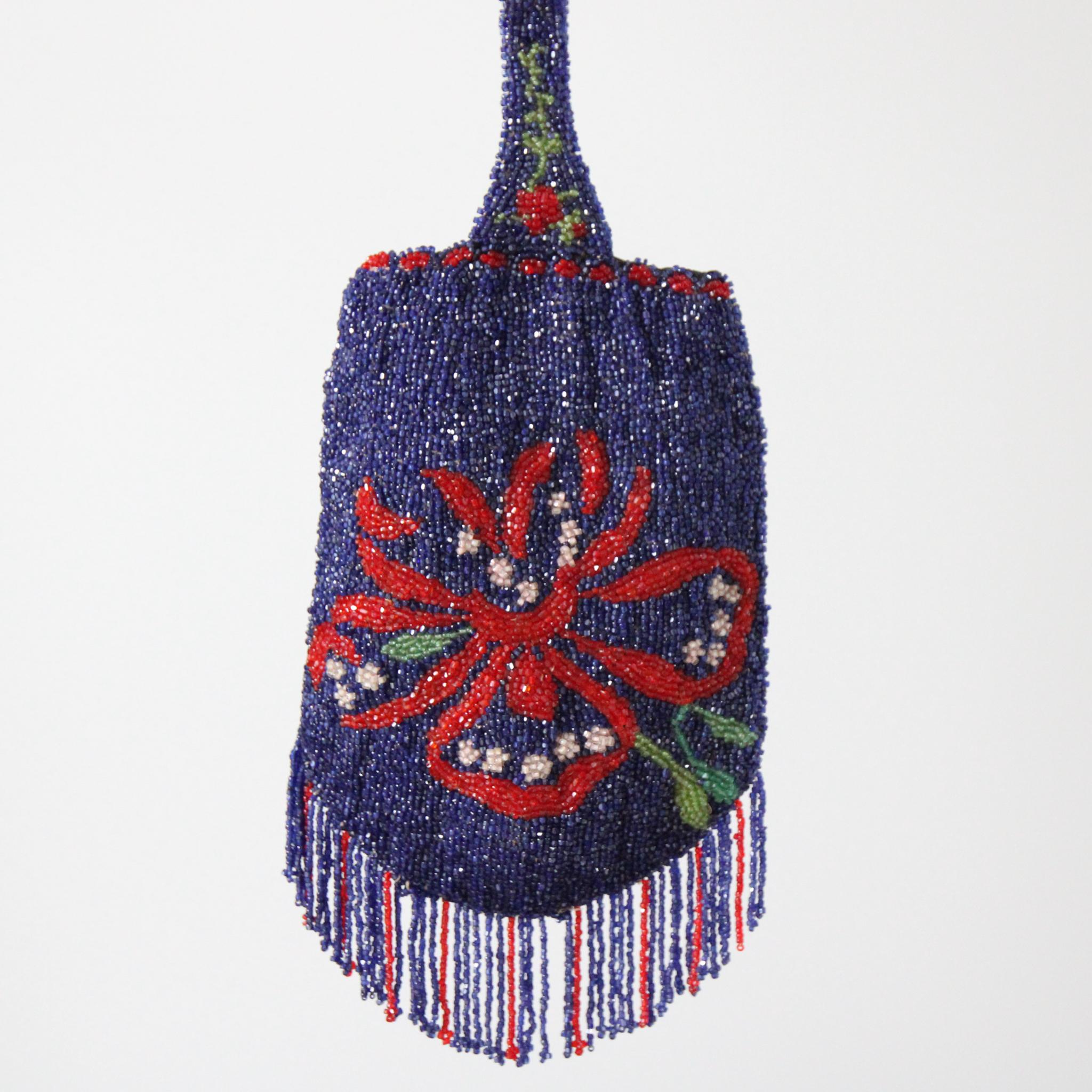 Noir Vintage 1920's Beaded Evening Bag 1920's Flapper Purse Blue and Red Beaded Bag en vente