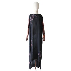 Robe de soirée vintage des années 1920 en soie noire perlée à fleurs avec marguerite, Royaume-Uni 14-18 