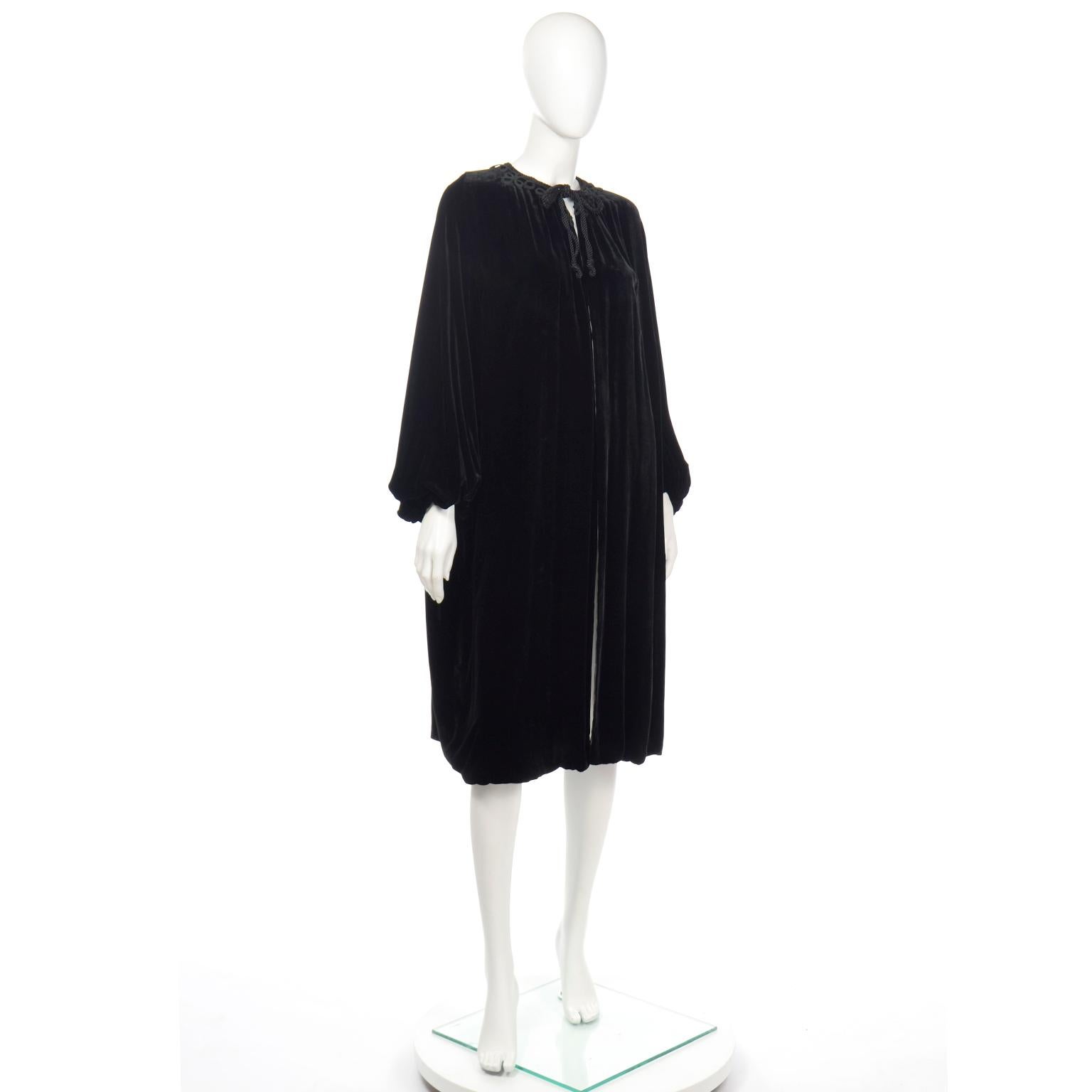 Vintage 1920's Black Silk Velvet Evening Coat w Soutache Trim In Good Condition For Sale In Portland, OR